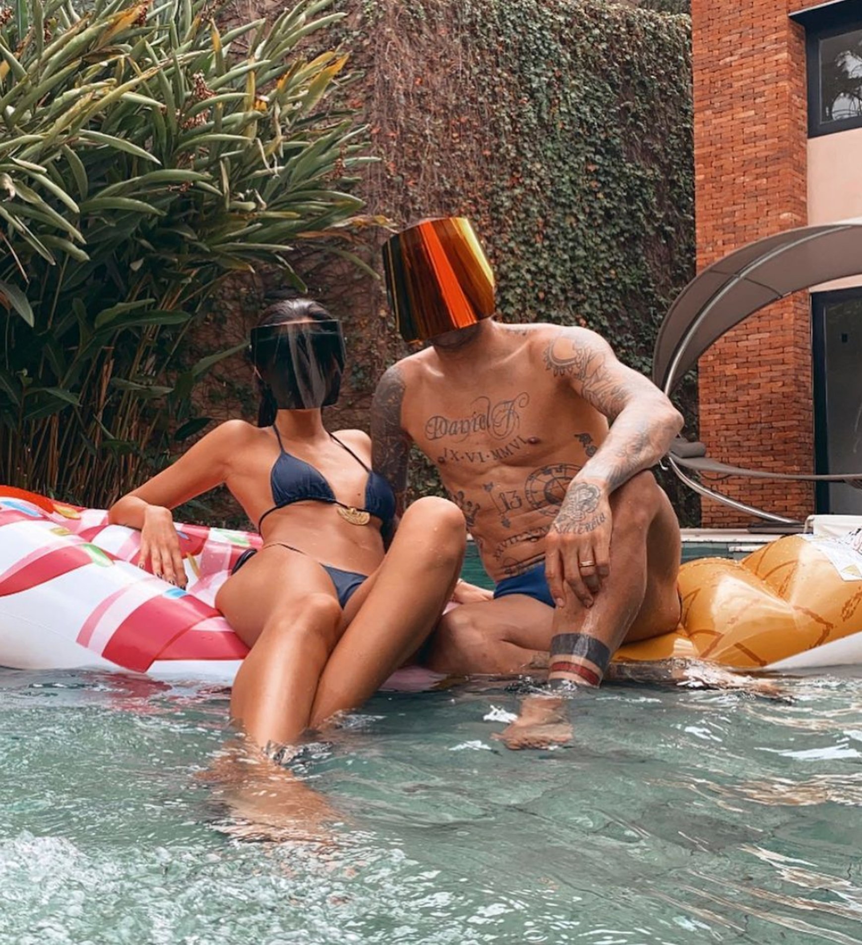 Estrafalario 'look' de un ex del Barça y su novia en la piscina: mucho cachondeo