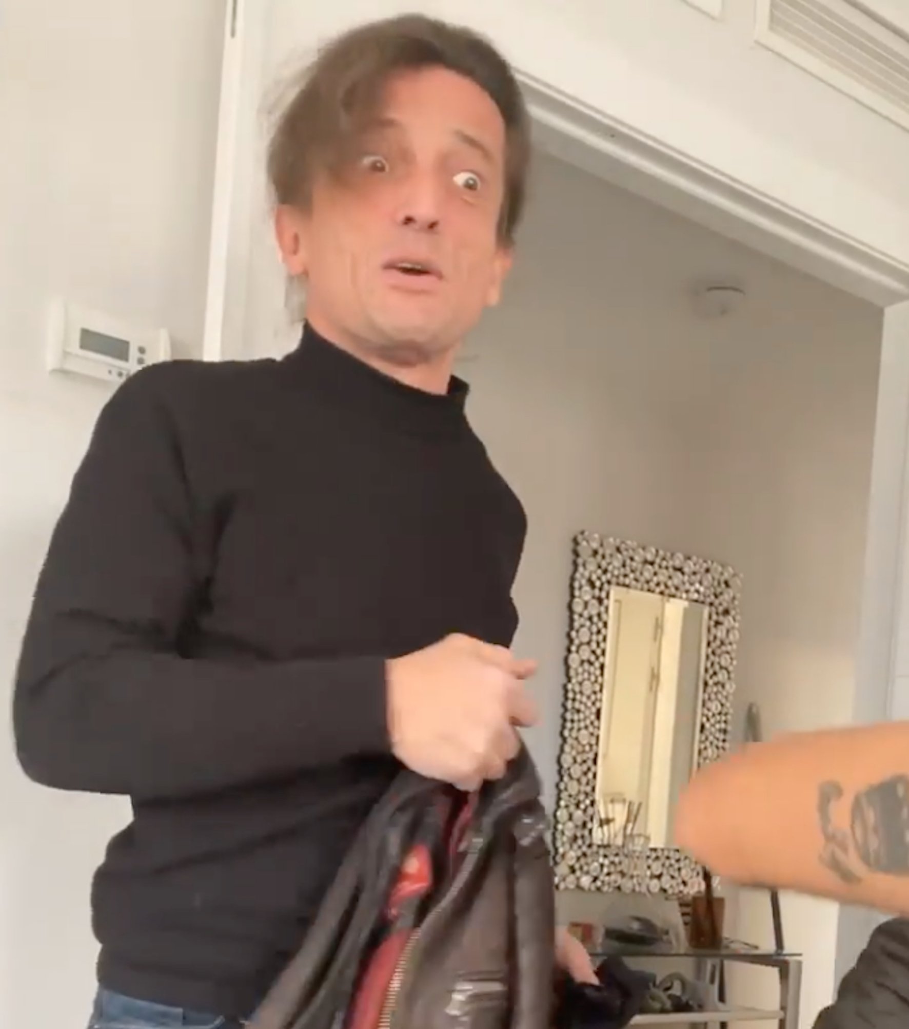 El perro de Maite Galdeano no se fía de su novio y le ataca: "¡que se lo come!"
