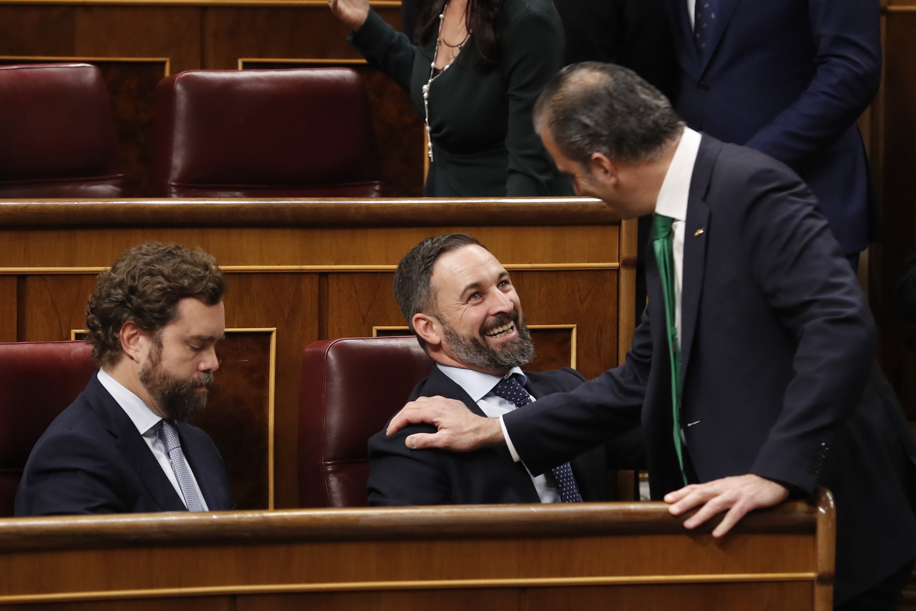 Foto penosa de VOX: Espinosa llega a Cataluña con una mascarilla de la senyera