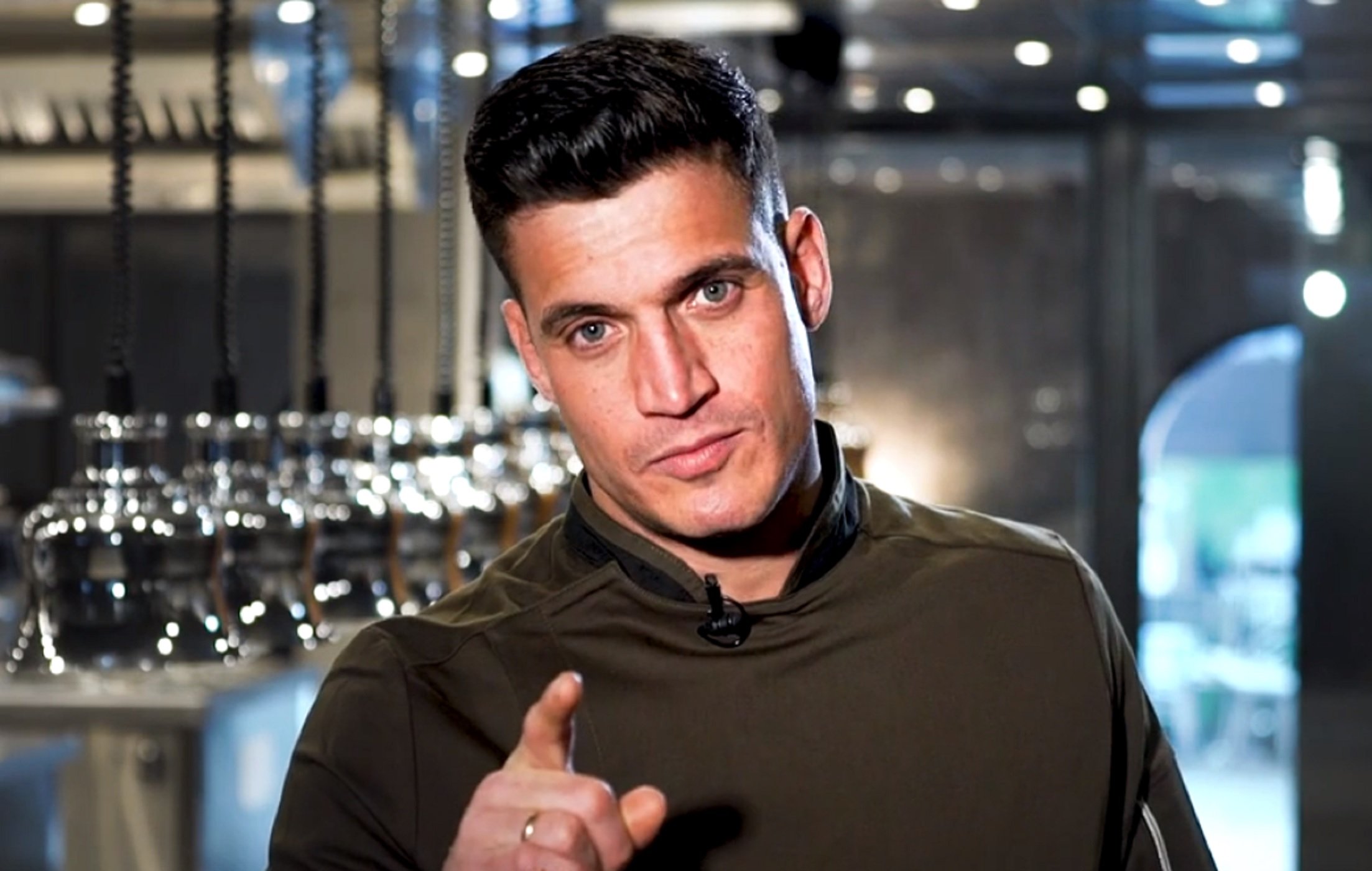 Así es el nuevo chef estrella de Telecinco: buenorro, casado y pro-monárquico