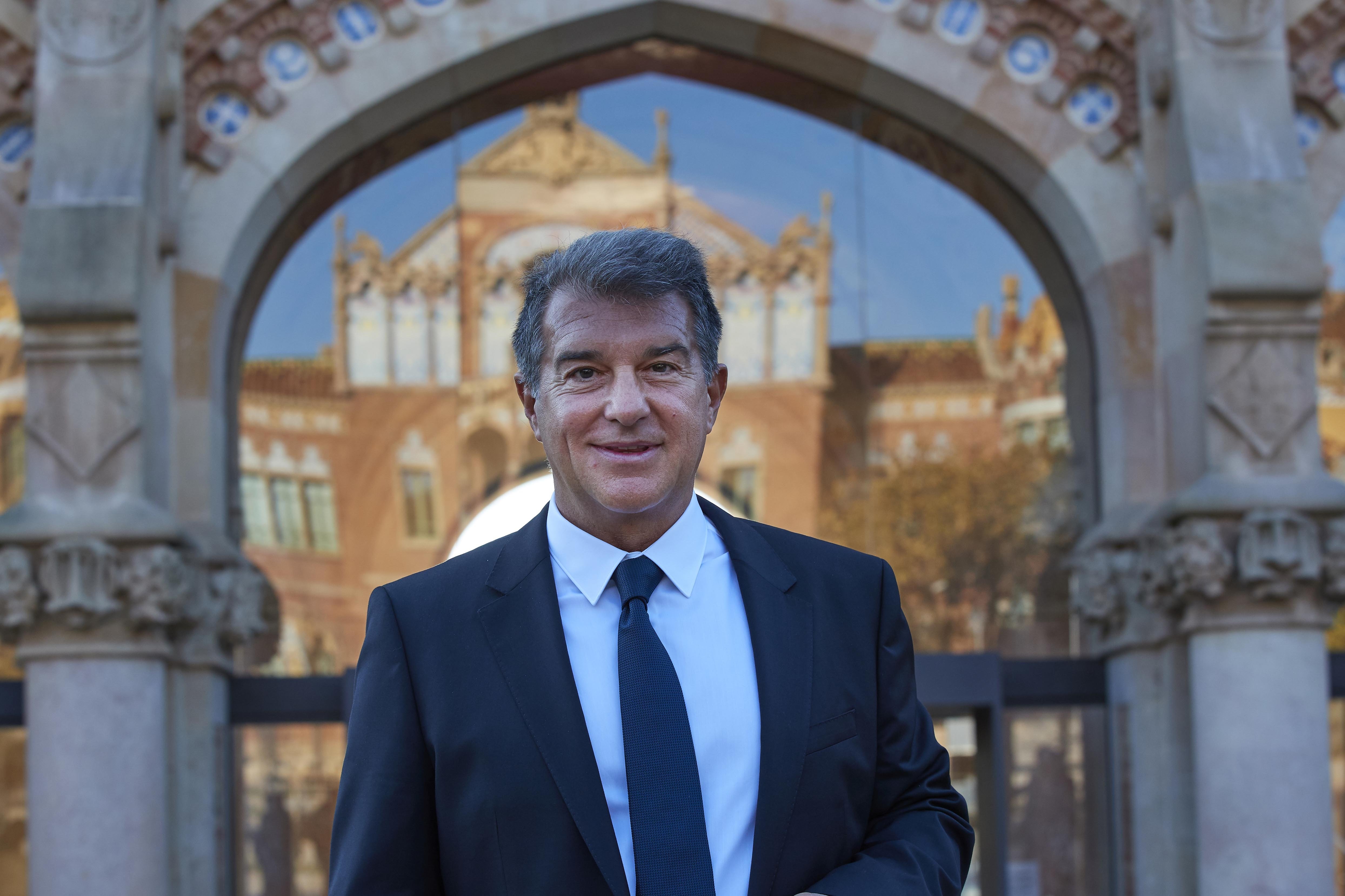 Laporta i un jugador del Barça foto a Madrid amb la pancarta: "Amb dos collons"