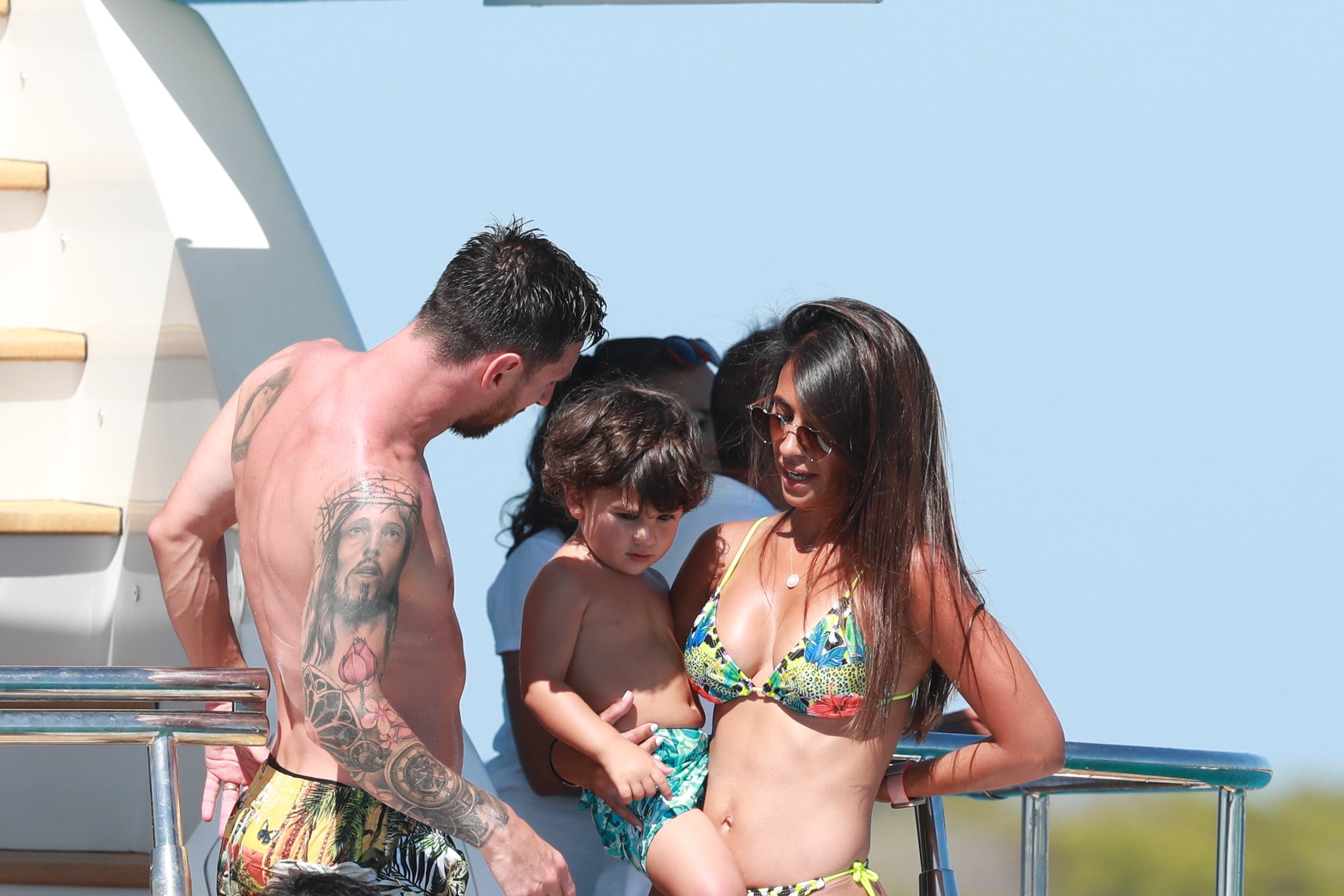 Messi y Antonella con pijama de Navidad y uno de los tres niños muy cambiado