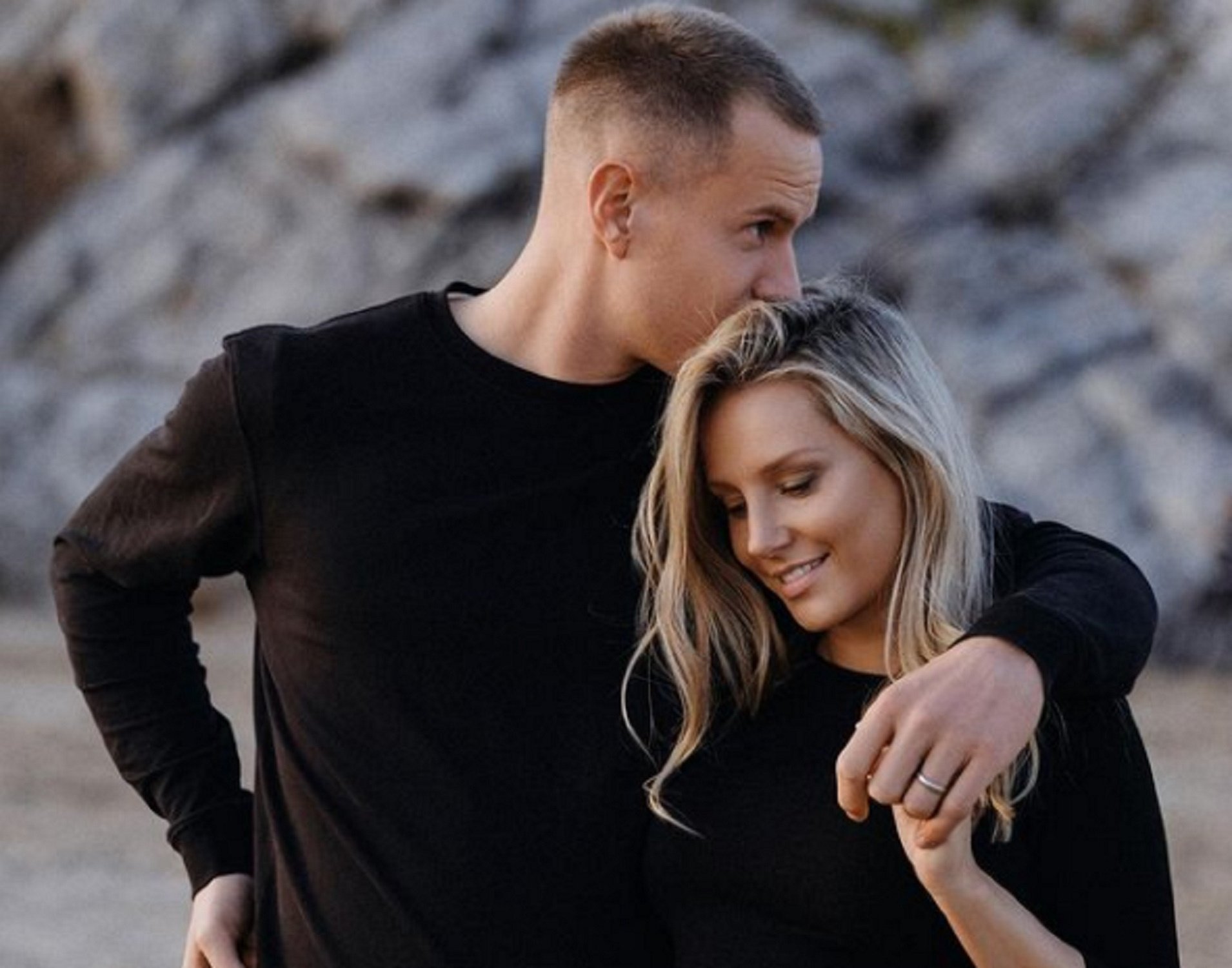 La foto de Ter Stegen con su mujer y su hijo en un día especial funde a los fans