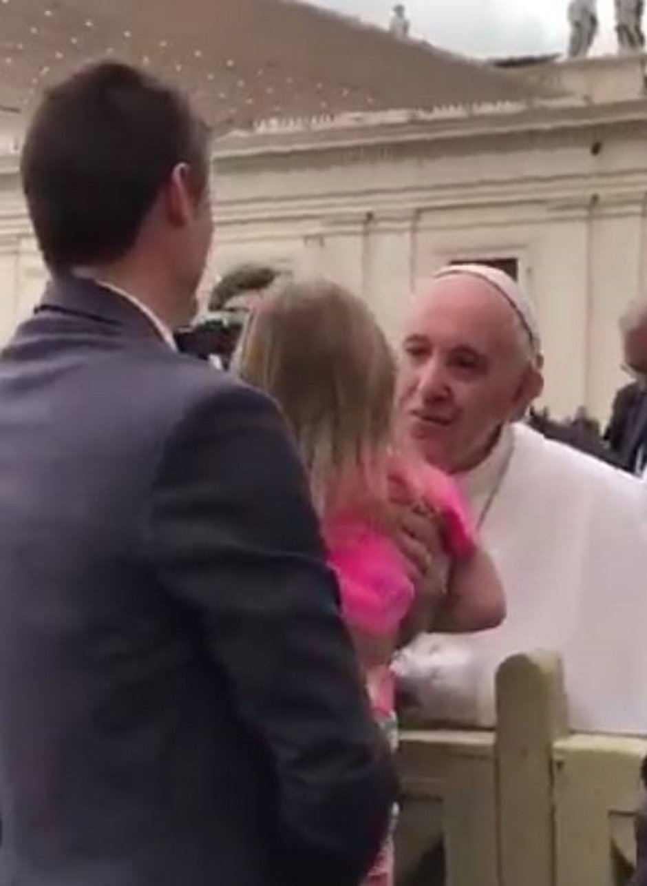 Una nena de 3 anys ‘roba’ una peça sagrada al Papa Francesc
