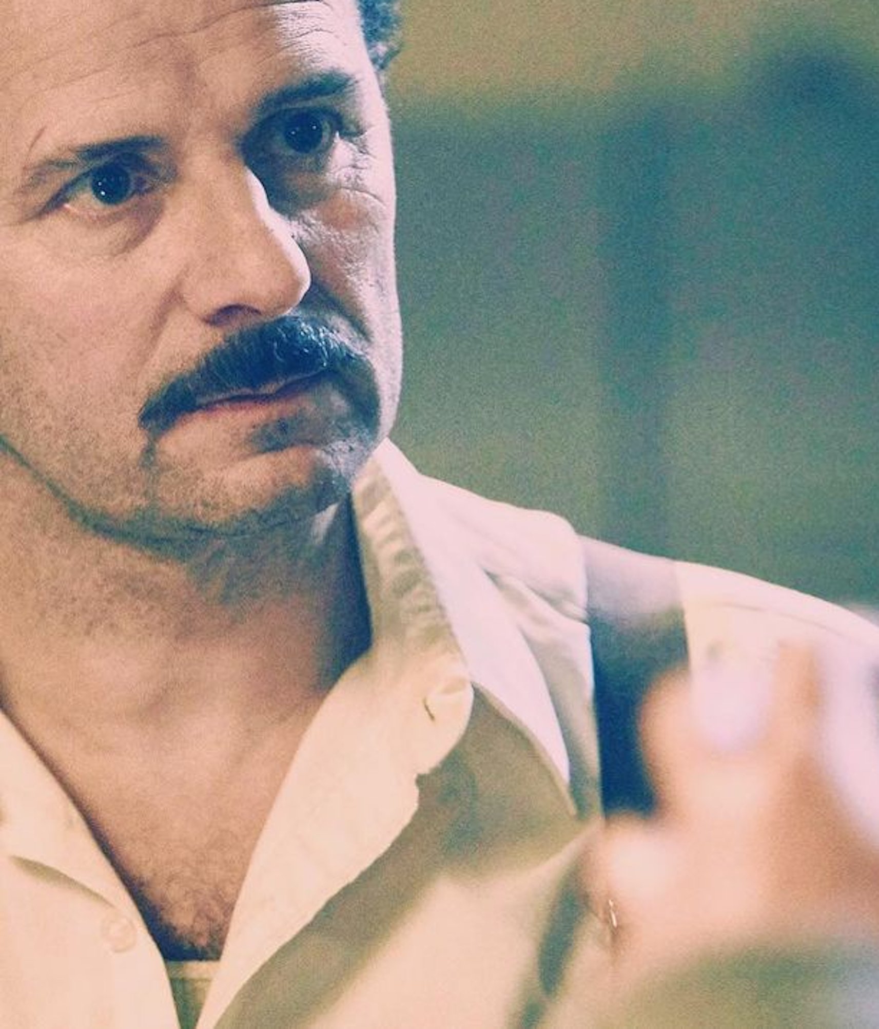 El actor Marc Martínez asustado haciendo las últimas compras de Nochevieja