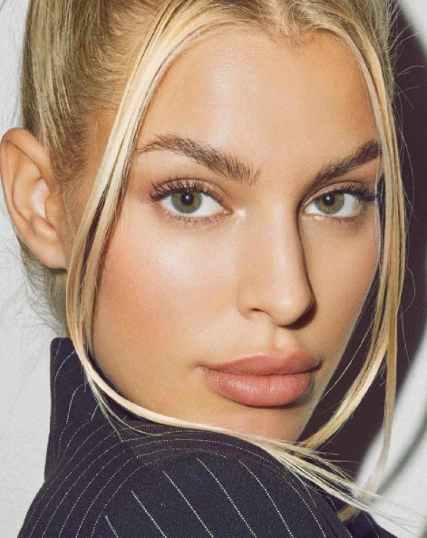 La foto nua de Jessica Goicoechea llegint que tothom comenta