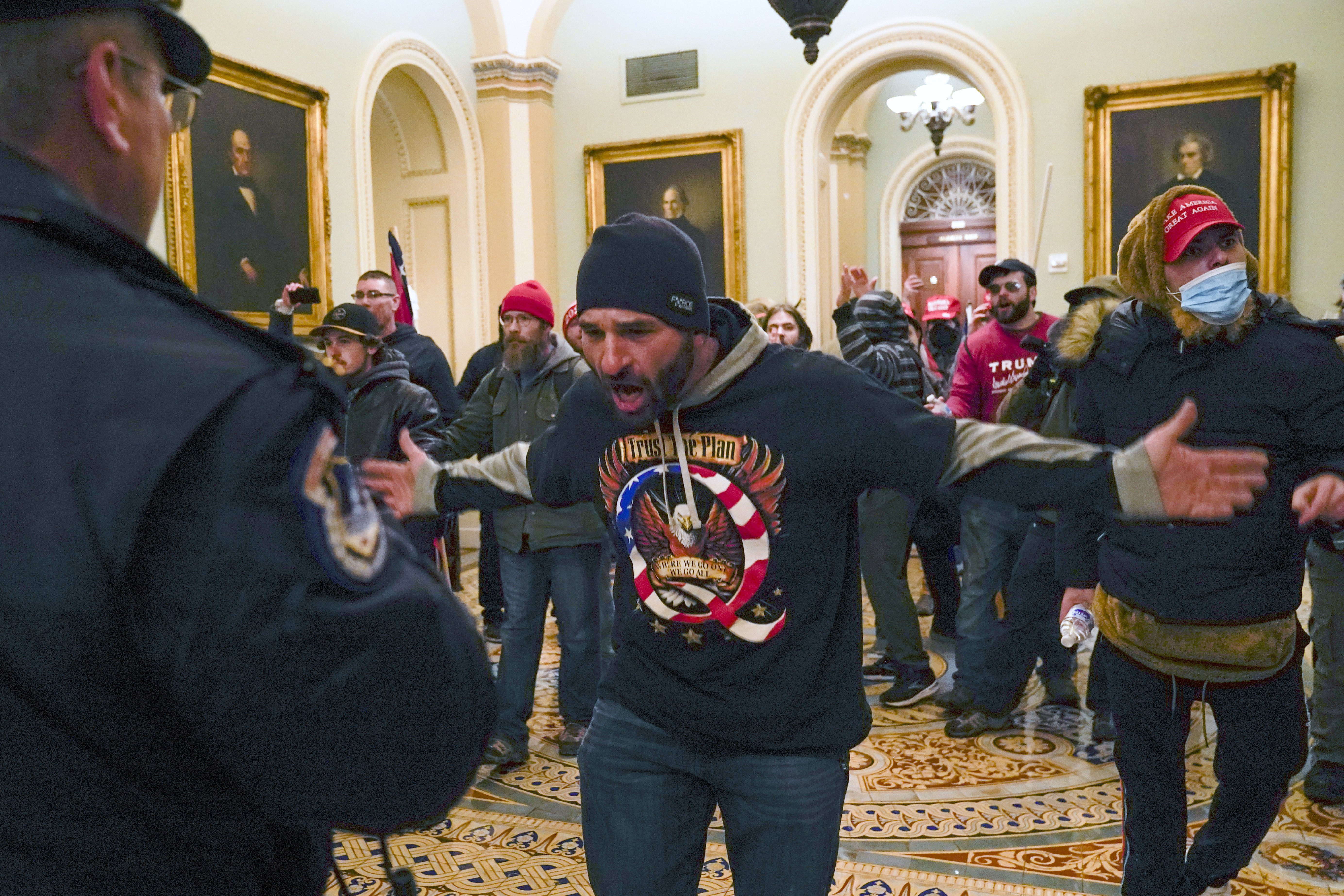 Famoso ex del Barça, fanático de Trump asaltando el Capitolio: fotos patético