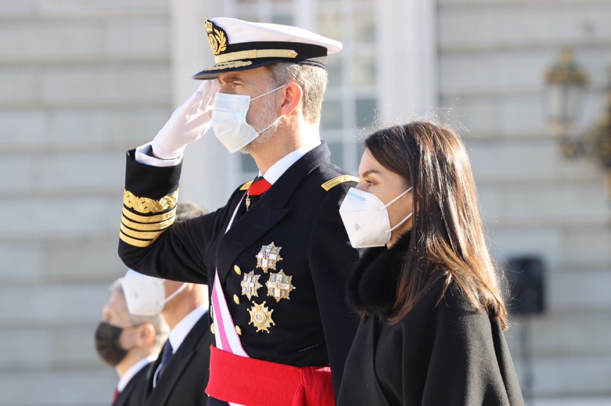 VÍDEO Letizia, aspavientos y de los nervios, se pasa el protocolo por el forro