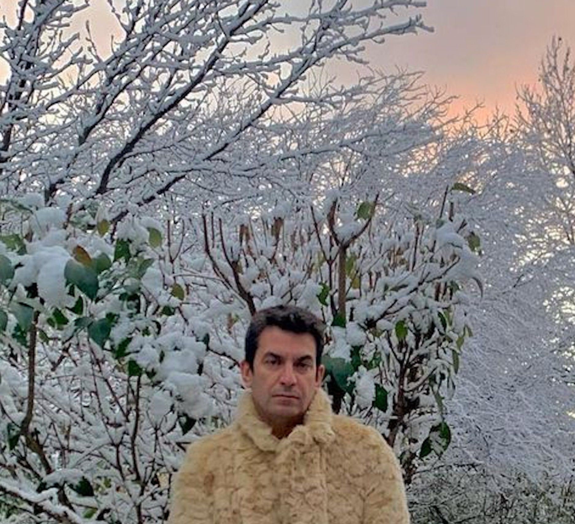 Arturo Valls desafiant el temporal de neu: despullat de cintura cap avall