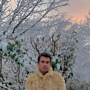Arturo Valls desafiant el temporal de neu: despullat de cintura cap avall