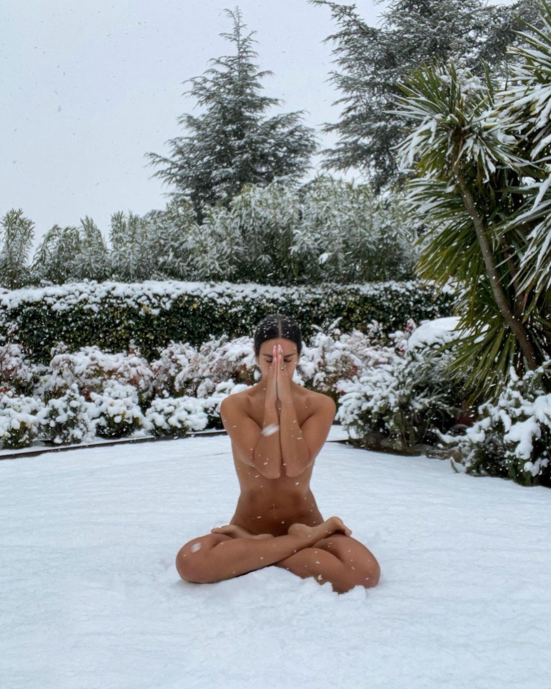 Trinchan a Pedroche por su foto desnuda en la nieve: "media neurona"