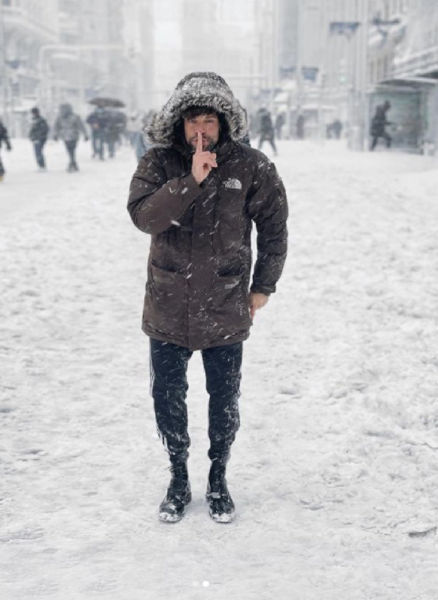 La imatge més fàl·lica a la neu: Ricky (OT) col·lapsa la xarxa amb un gran penis