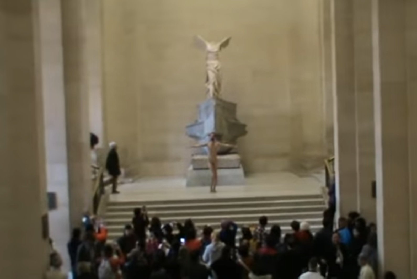 Un catalán se desnuda en el Museo del Louvre de París