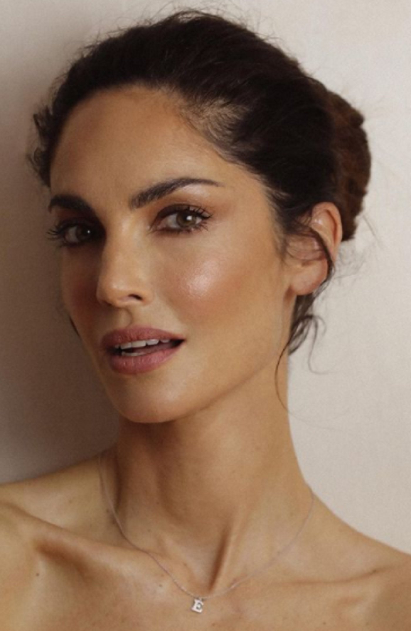 Espectacular toples de la modelo Eugenia Silva para celebrar su 45 cumpleaños