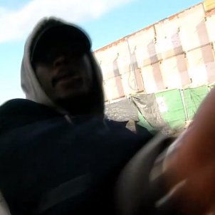 VÍDEO Agressió al reporter d'Ana Rosa a Badalona: "Eeeh me has pegado. Policía!"