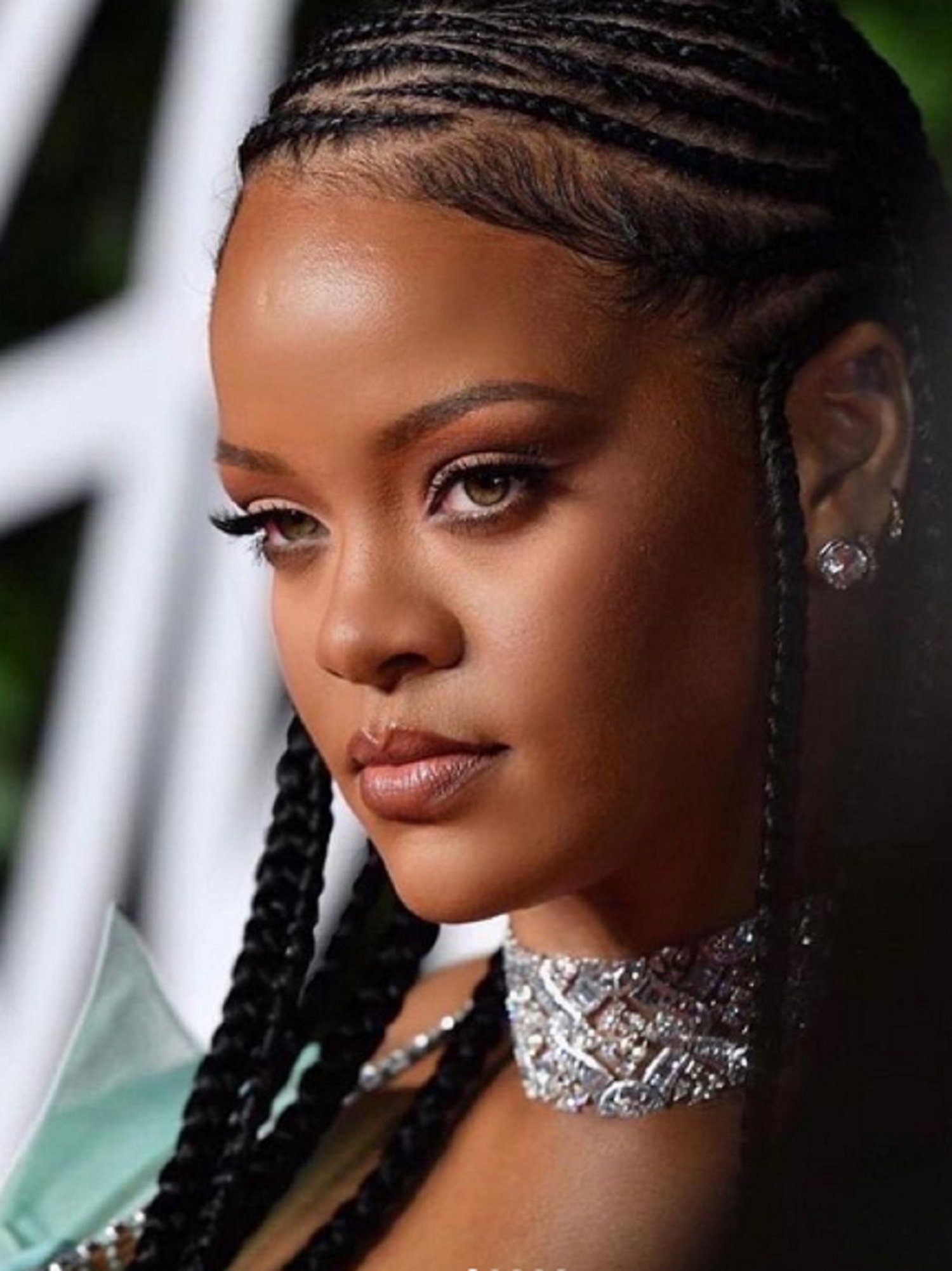 Rihanna reaparece en Nueva York con el abrigo de cebra que se está agotando en todo el mundo