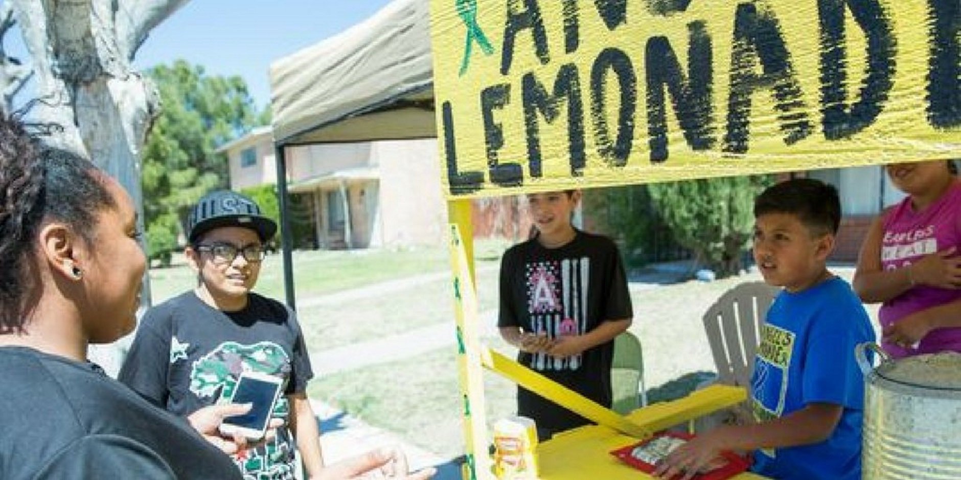 El niño que vende limonada para luchar contra el cáncer de su abuelo