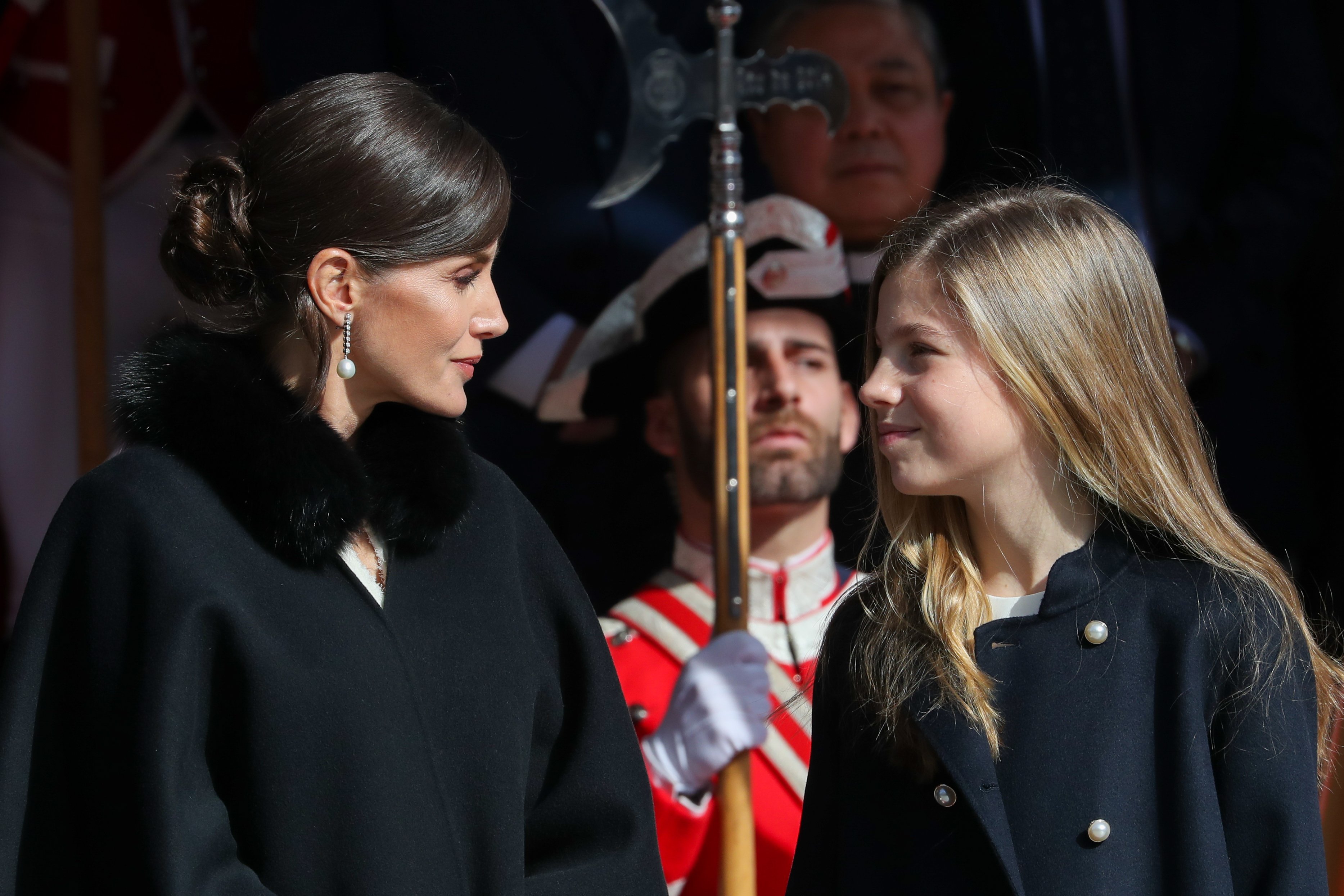 La infanta Sofía ya es tan alta como Letizia: foto inédita de calle, juntas