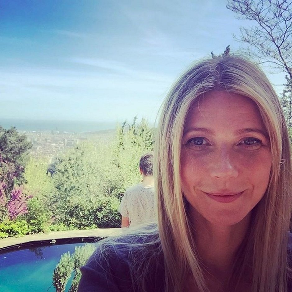 Gwyneth pasea con su familia española por Barcelona