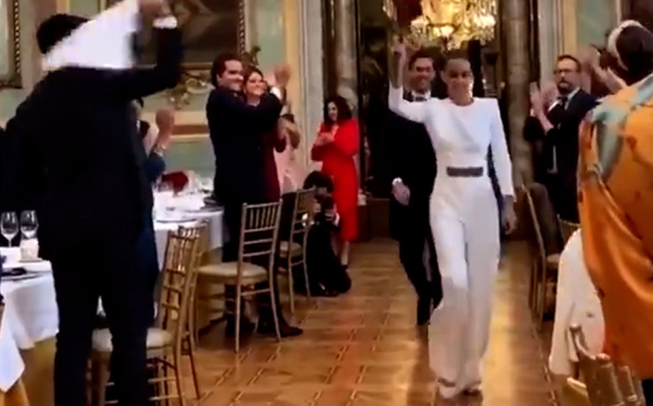 El escandaloso vídeo de la boda de un ex del Madrid y una 'royal'. Ira en la red