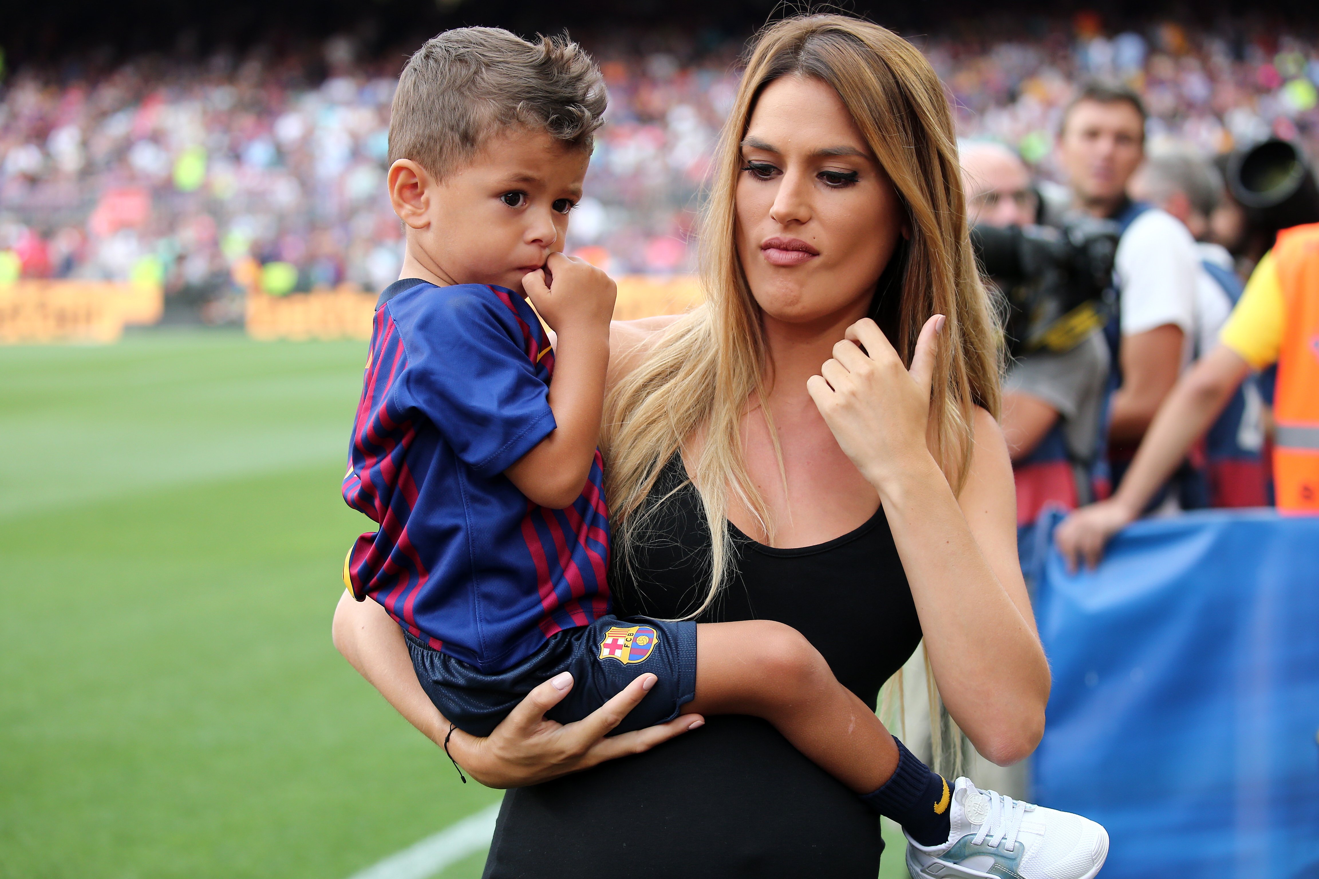 La mujer de un jugador del Barça se emociona con su antiguo trabajo en Sabadell