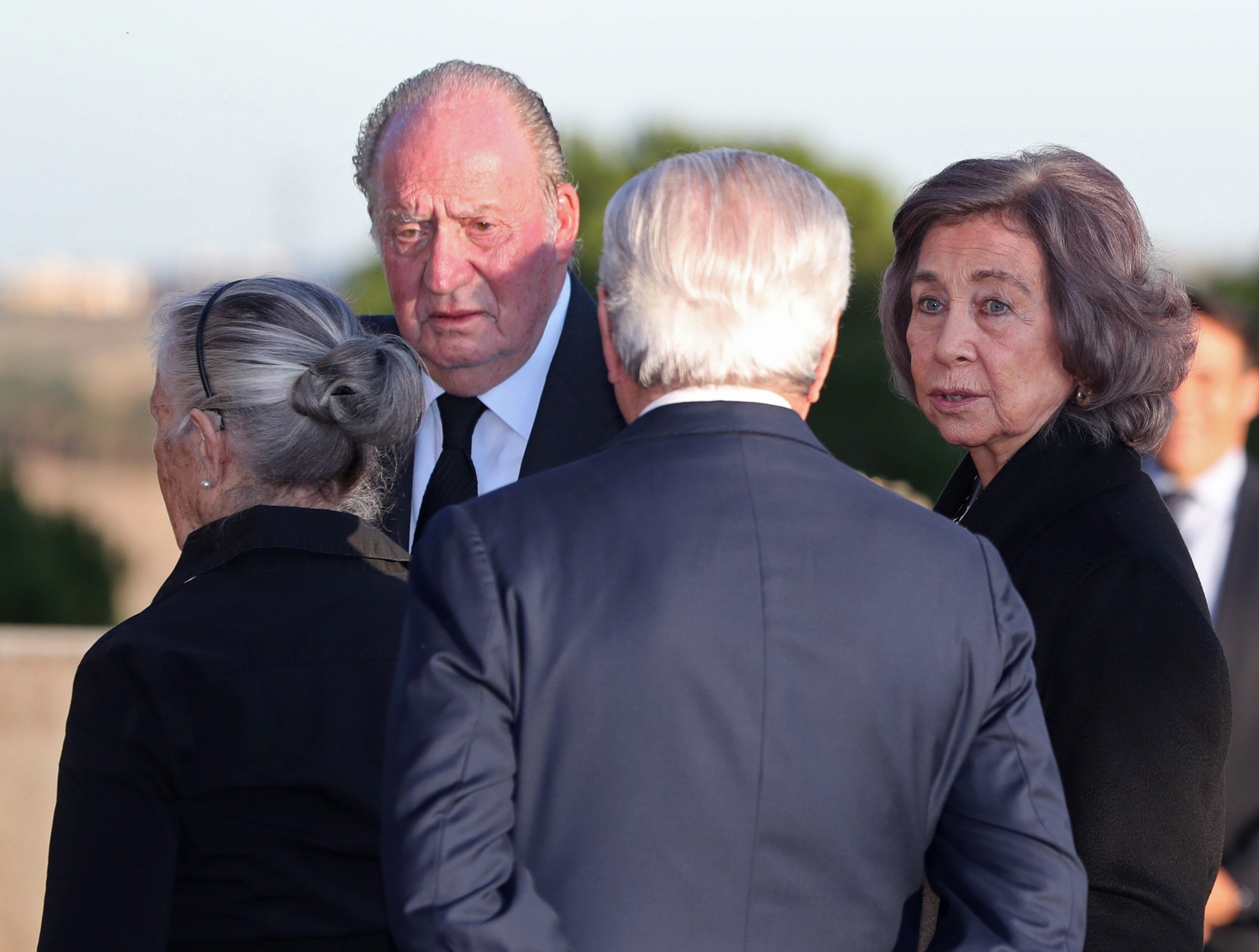 Un enterrament ajunta Joan Carles i Sofia enmig de la tempesta
