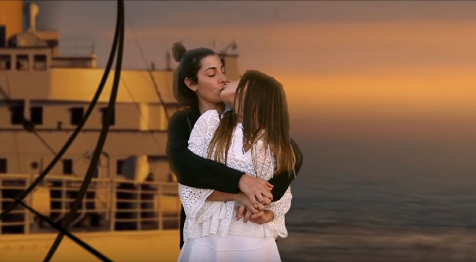 Los apasionados besos 'de película' de Dulceida y su mujer