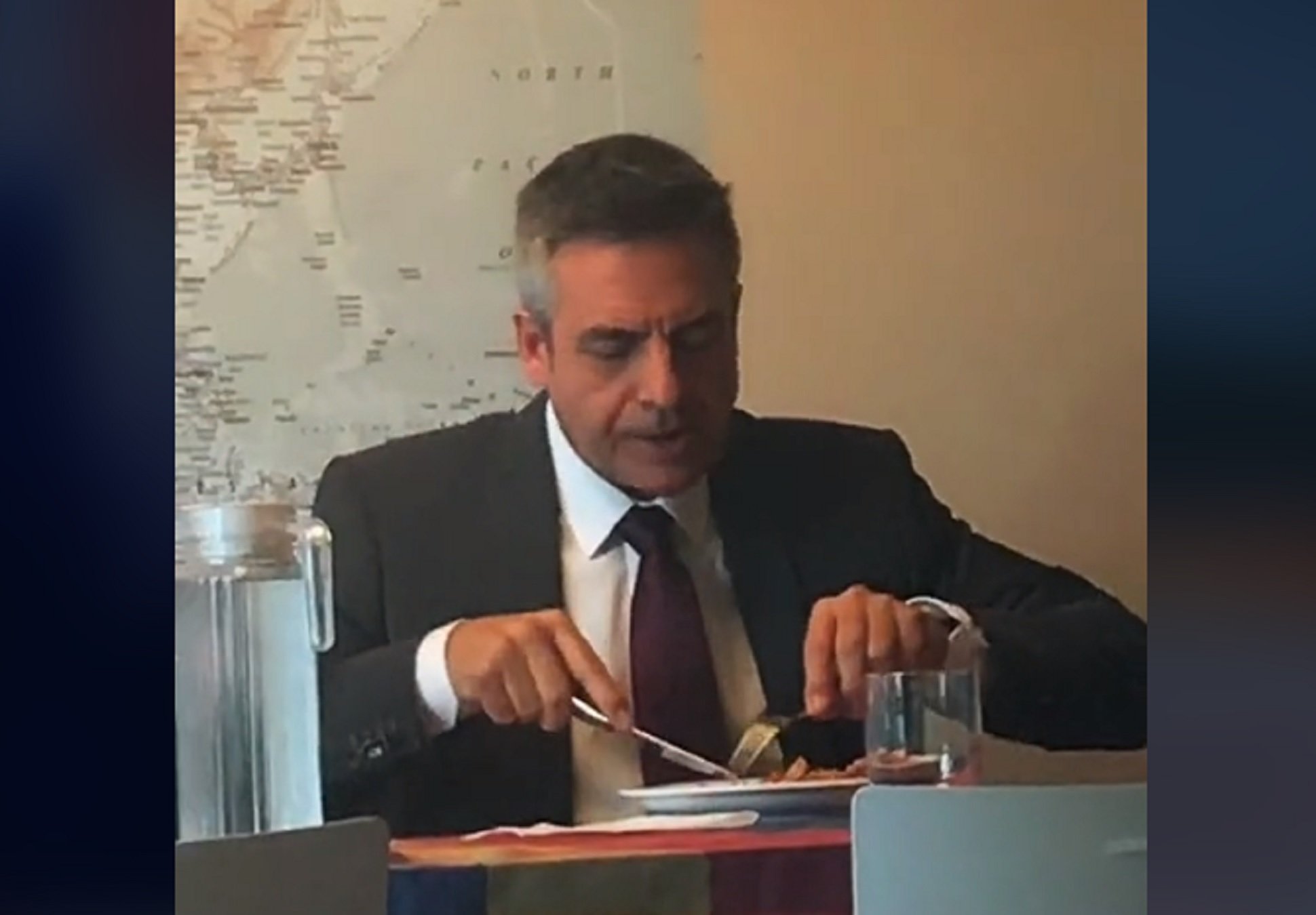 Divertido Ramon Pellicer comiendo en el comedor de su casa grabado por su hija