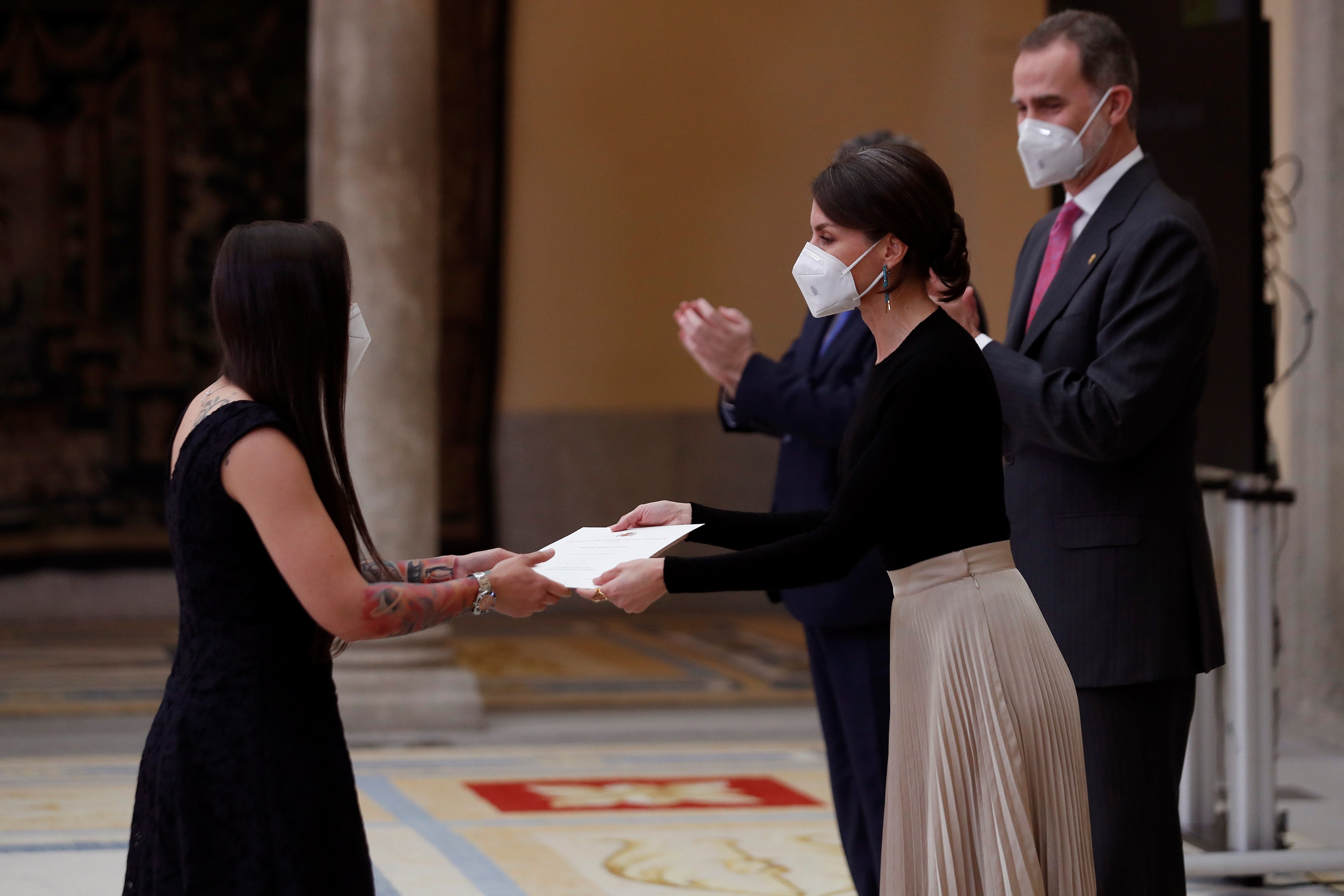 Detalle de los horripilantes pendientes de Letizia de cordón azul. "No le pegan"