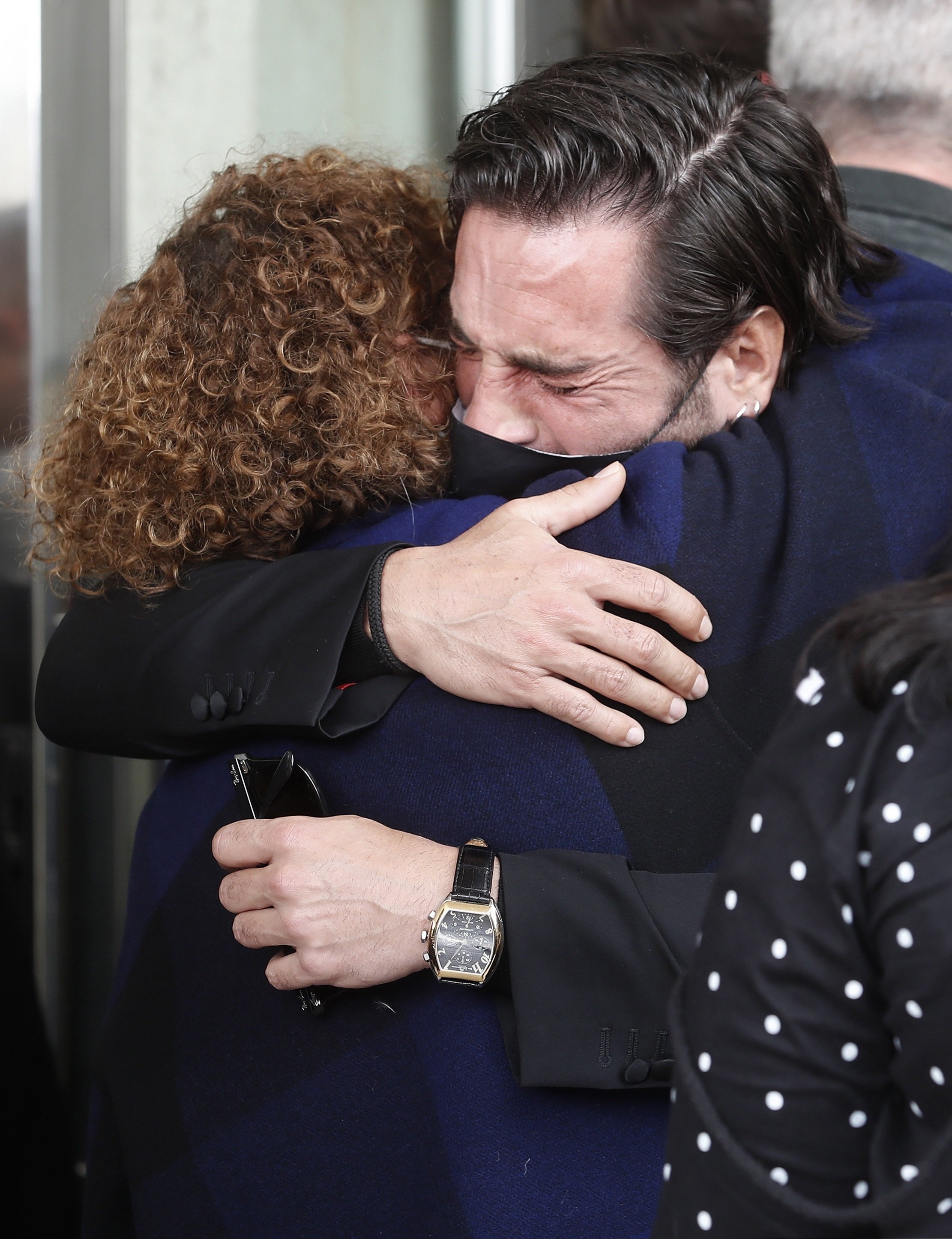 La madre y hermanos de Àlex Casademunt, Bustamante... llorando en el tanatorio