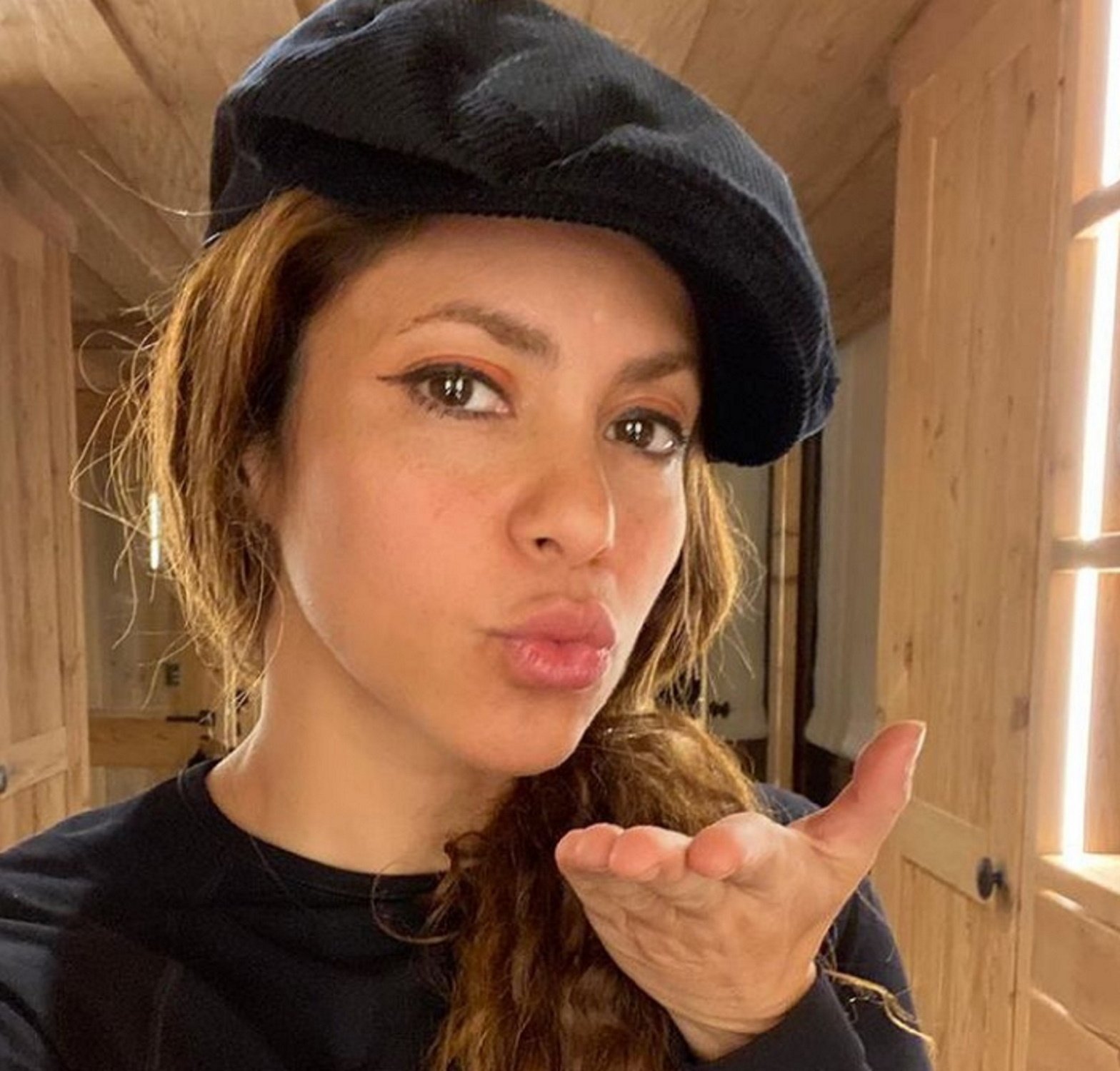 Shakira felicita a un famoso amigo con una imagen impactante llena de nostalgia