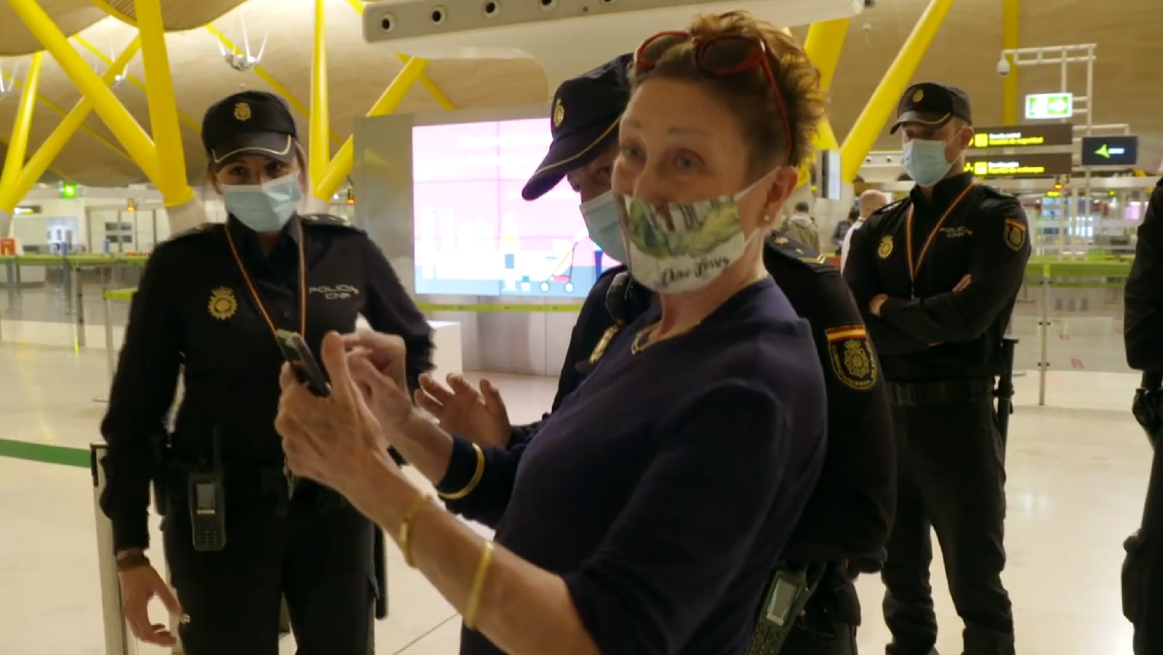 Verónica Forqué té un incident policial a l'aeroport "Tu estrés no me pertenece"