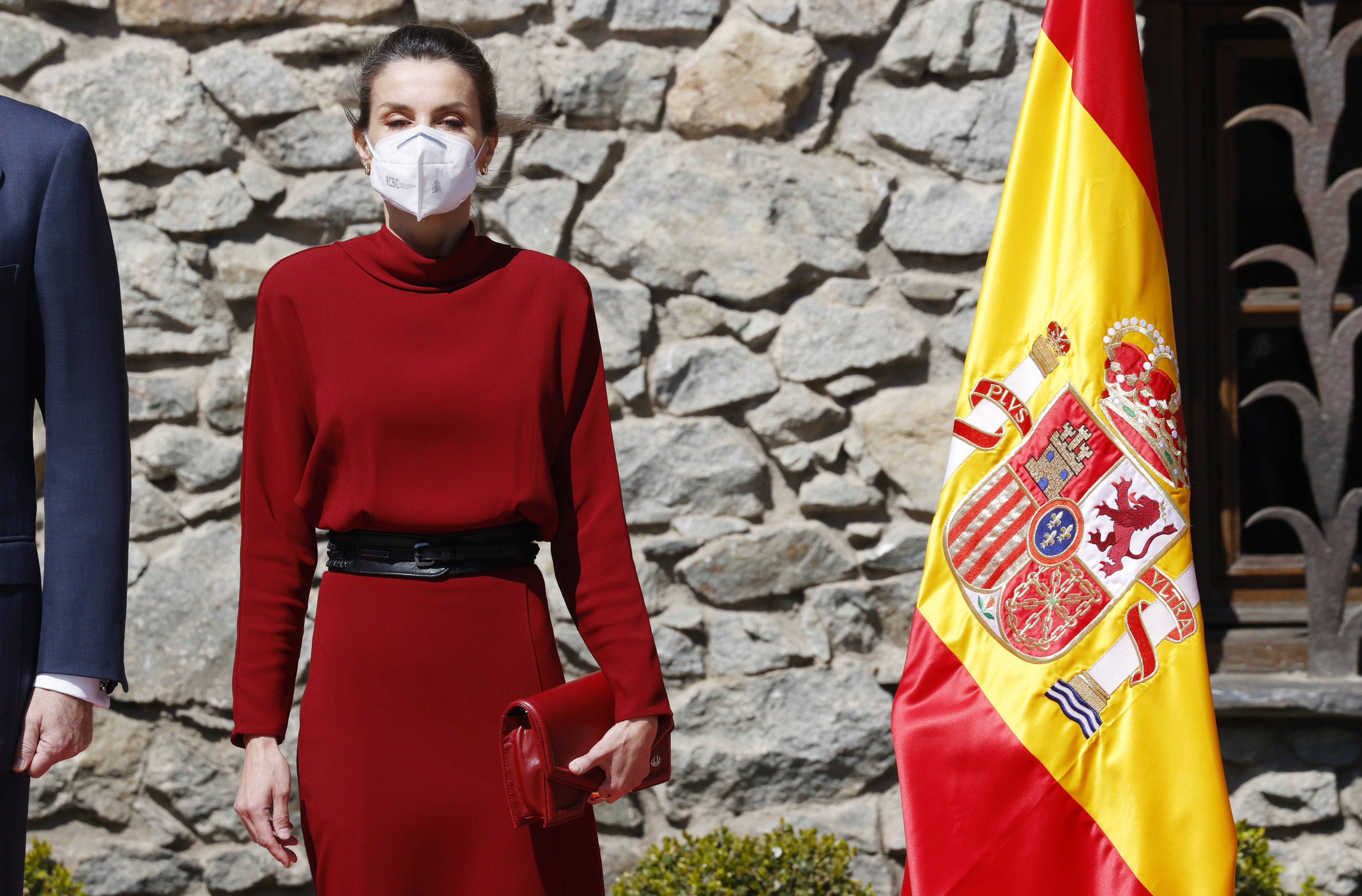 Ensurt de Letícia quan se li obre el vestit en sonar l'himne espanyol a Andorra