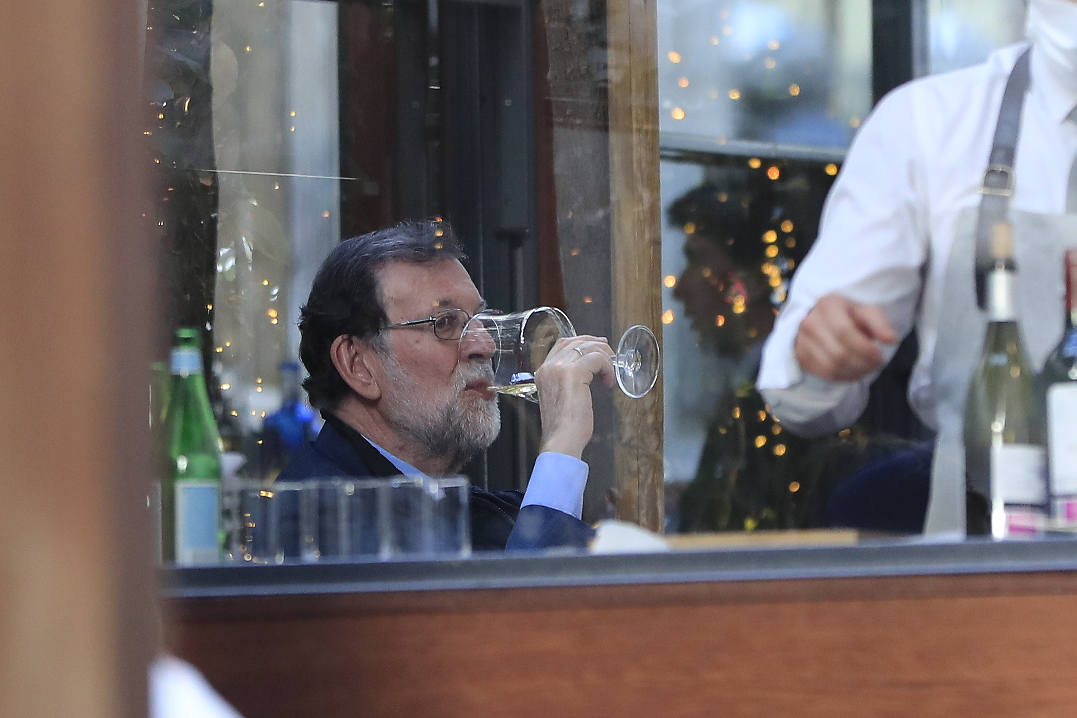 Rajoy enxampat bevent, sobretaula sense mascareta ni distància: "¡Viva el vino!"