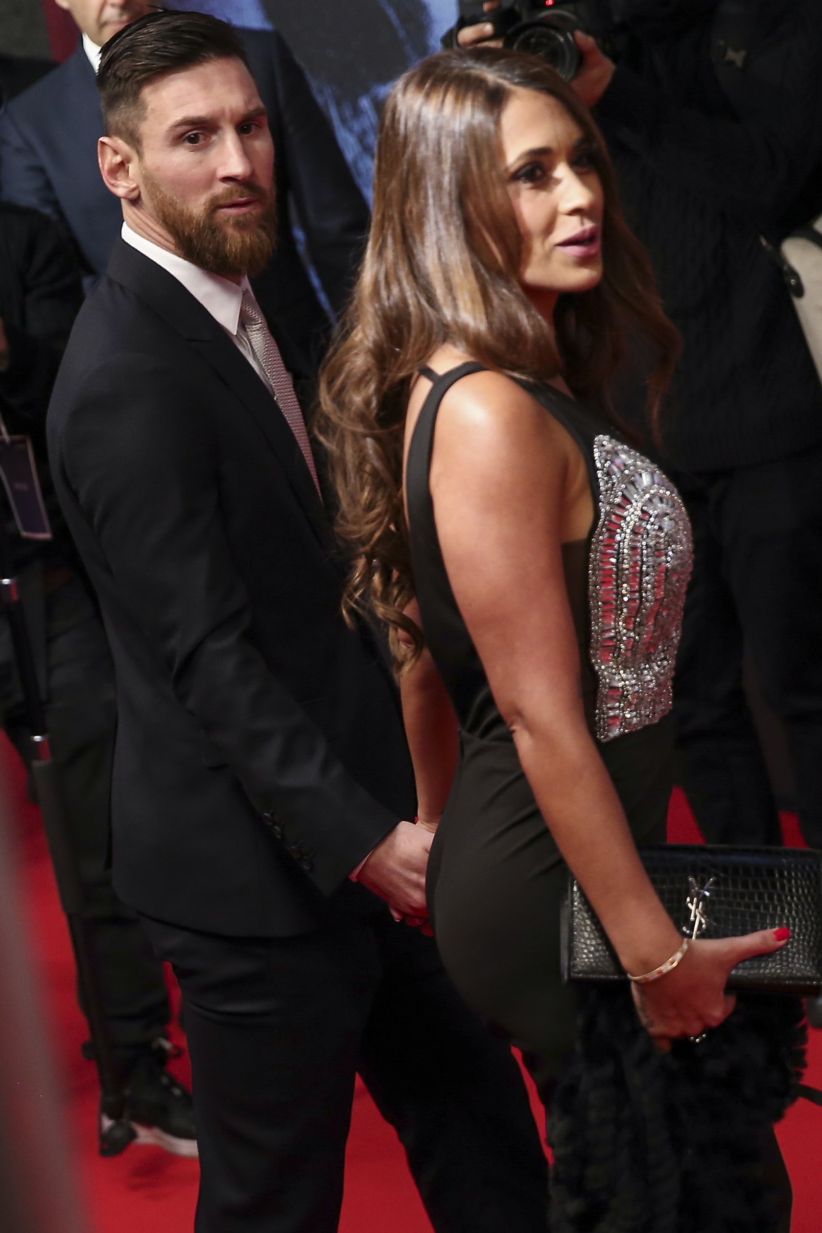 Antonella Roccuzzo eclipsa a Leo Messi saltando al campo con vaqueros ceñidos