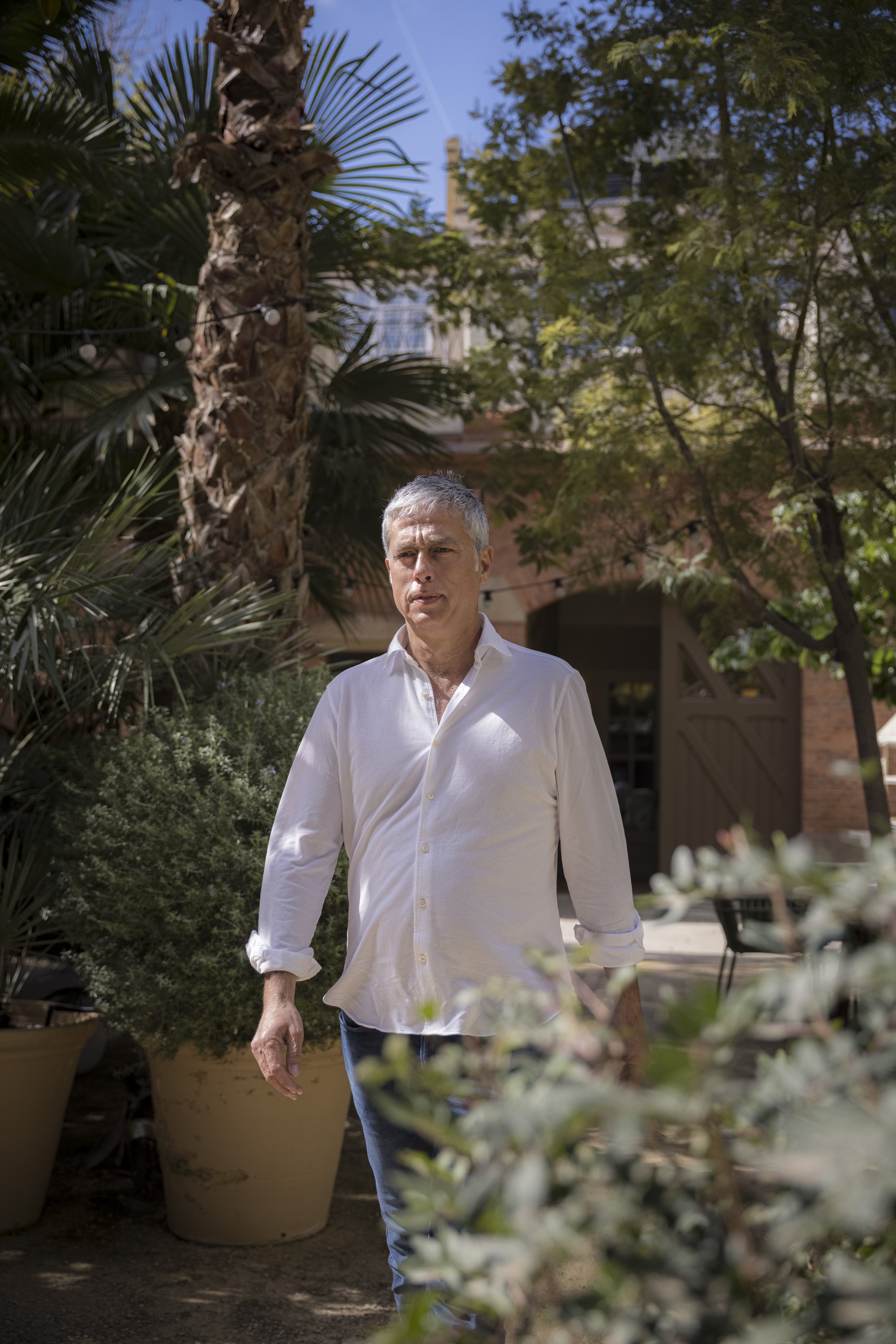 Albert Om, en un bar. Al costat, una dona amb un encenedor amb la bandera d'Espanya: estupor pel que ha fet