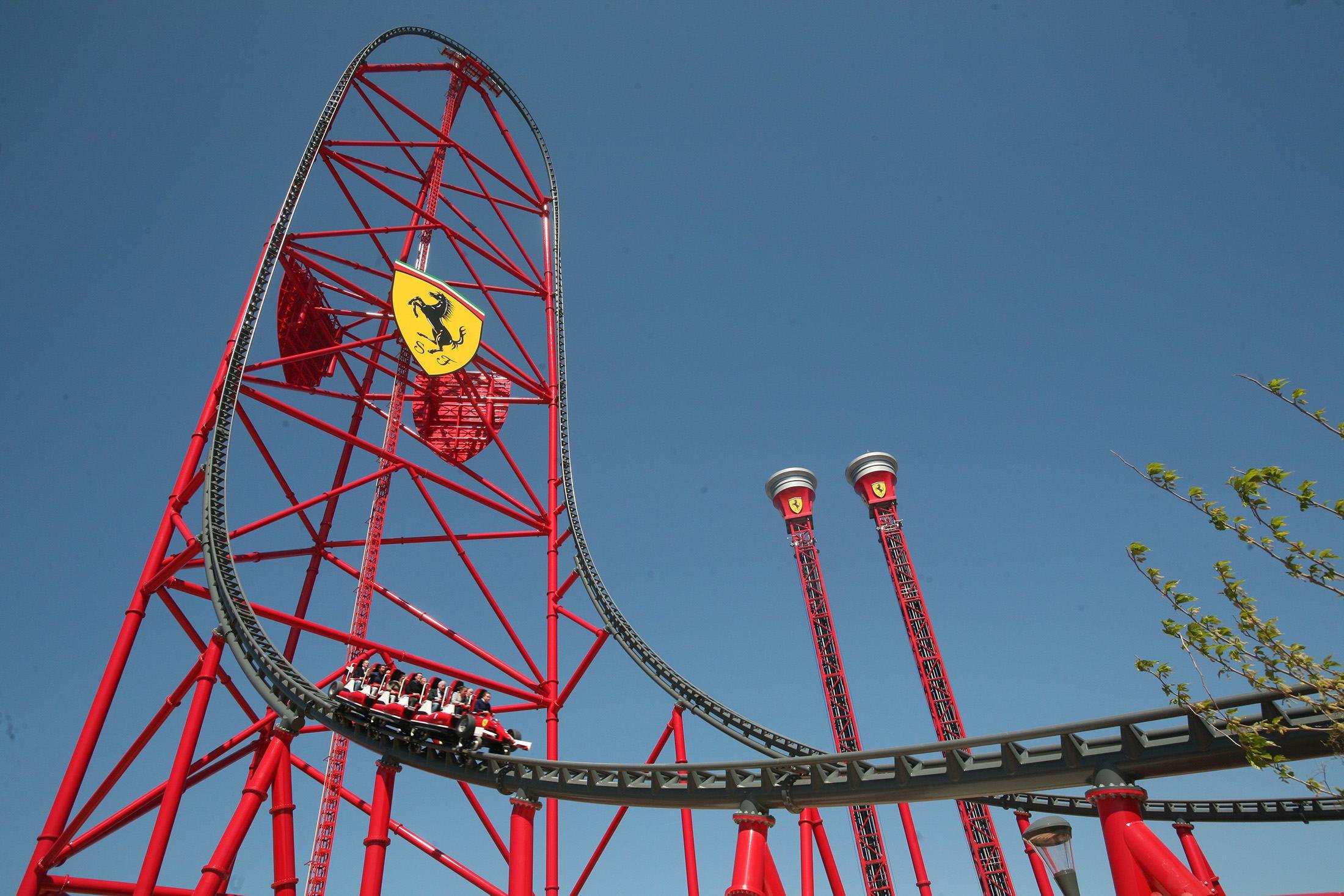 Un colom xoca contra un noi el primer dia de Ferrari Land