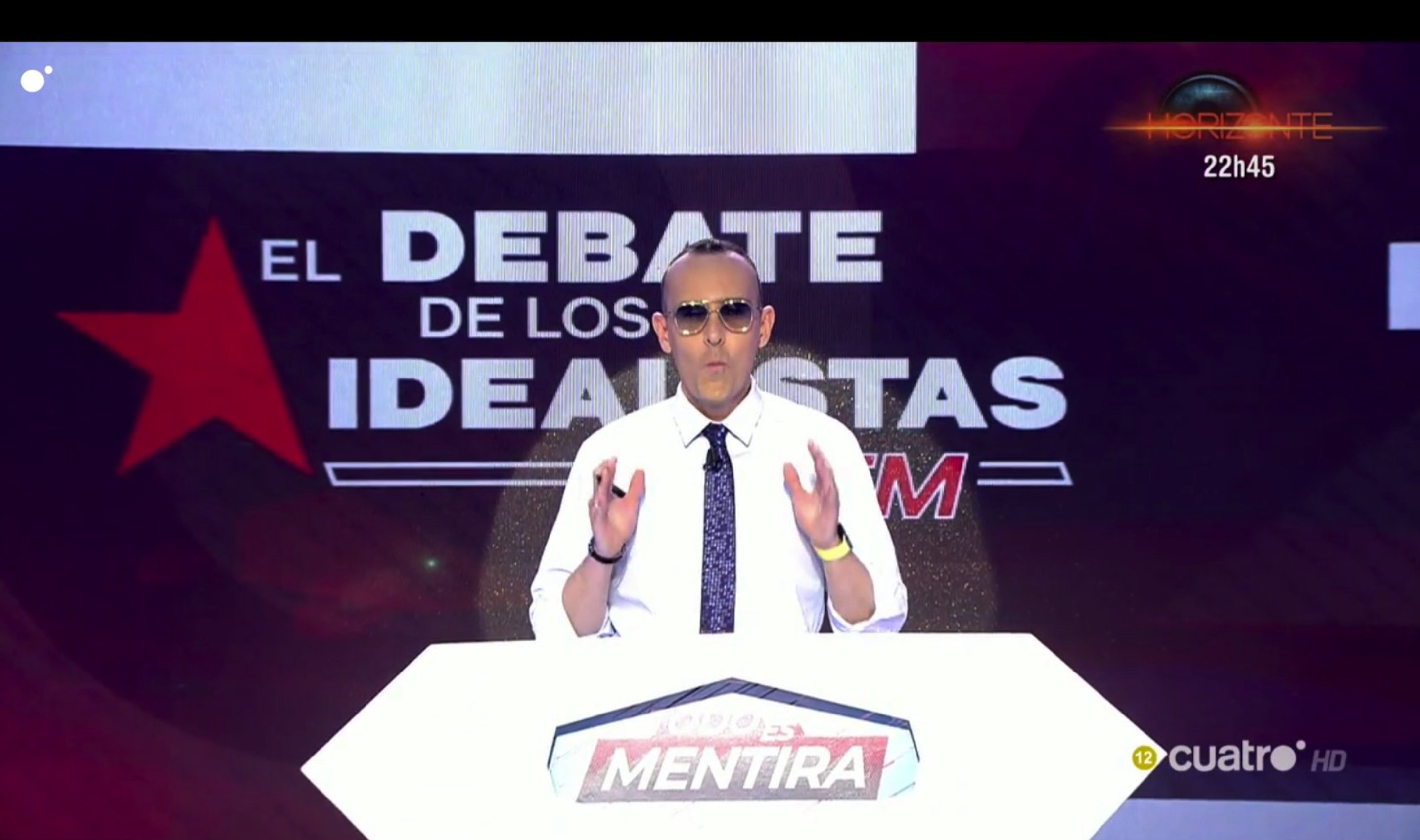 Risto indigna invitando a un policía para dar un mitin en un debate de jóvenes