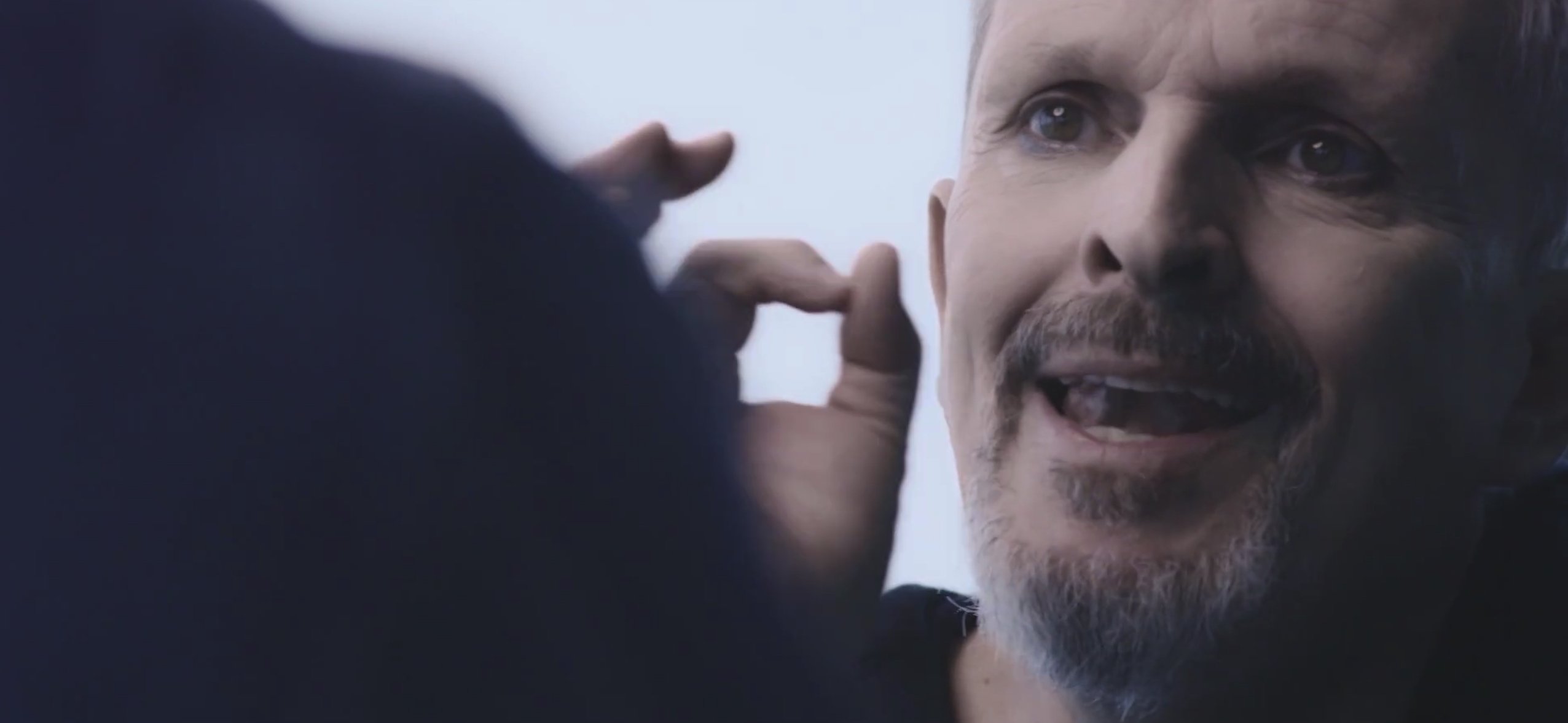 Famosa estrella del Barça destruye a Miguel Bosé con dos tuits: "está muy..."