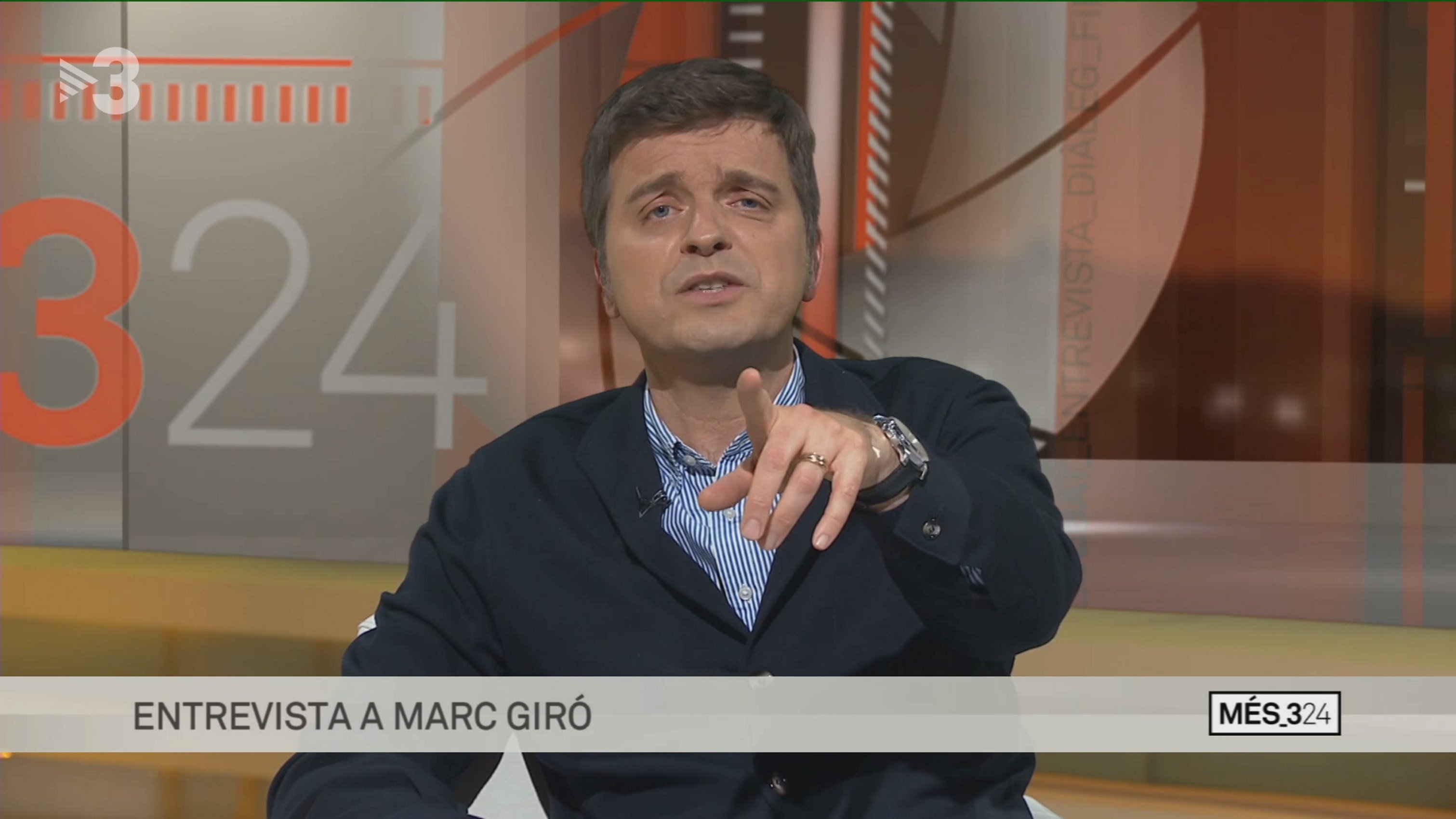 Momentàs a TV3: Marc Giró al plató del TN. Va a la taula de Cruanyes i fa això