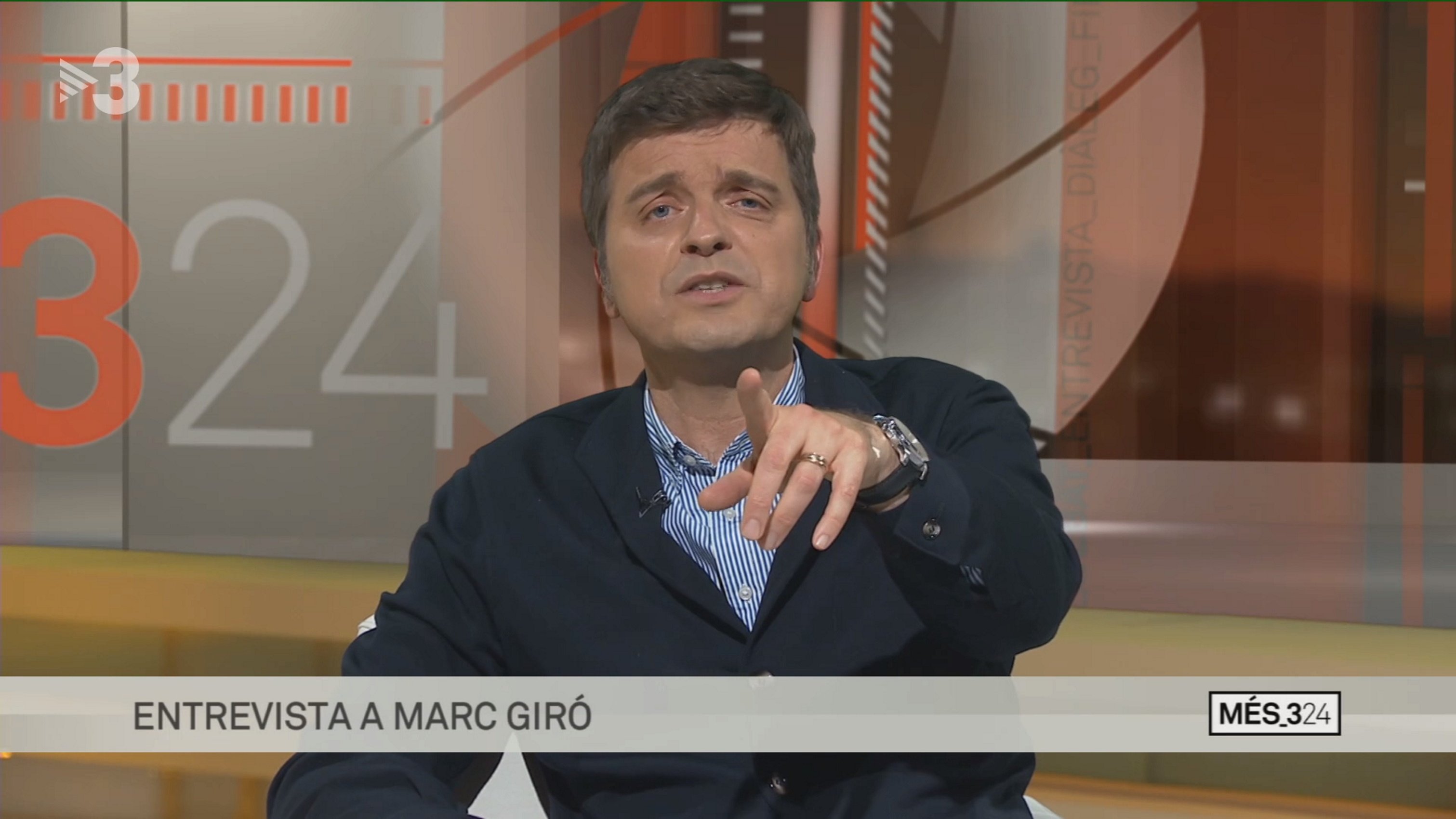 Momentazo de Marc Giró en TV3. Va a la mesa de Toni Cruanyes y hace esto