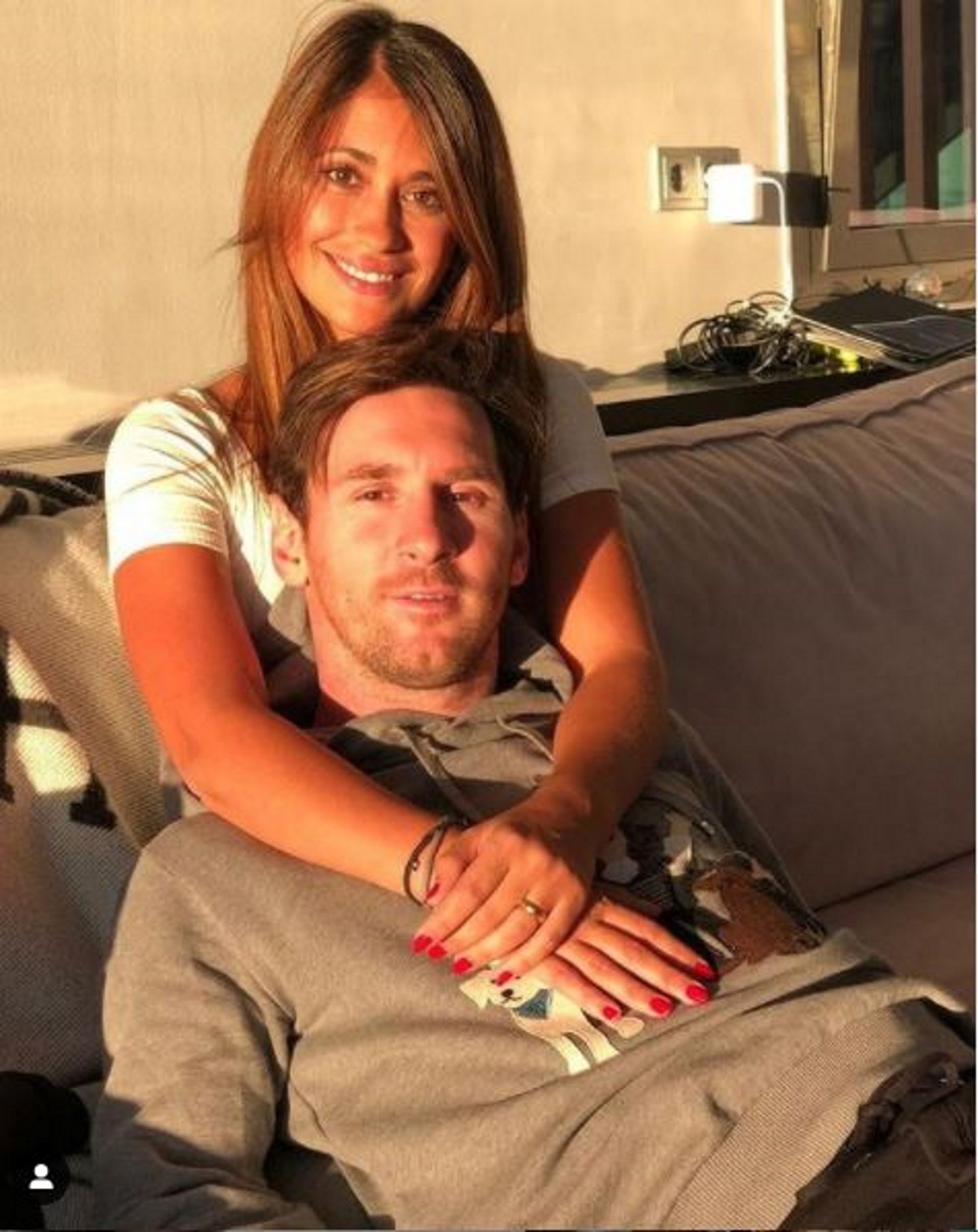 Imagen impagable de Messi, Antonela le graba: relax como nunca, playa y cantando