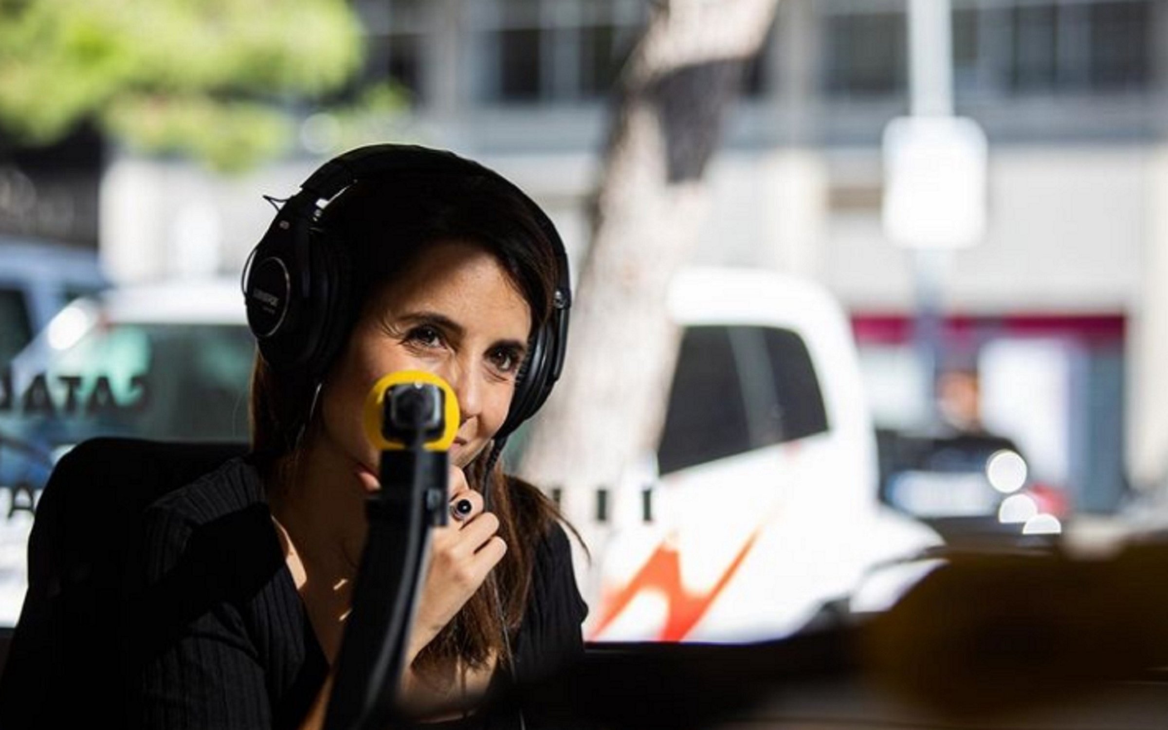 Imagen ridícula y en directo en Catalunya Ràdio: Laura Rosel ni se da cuenta