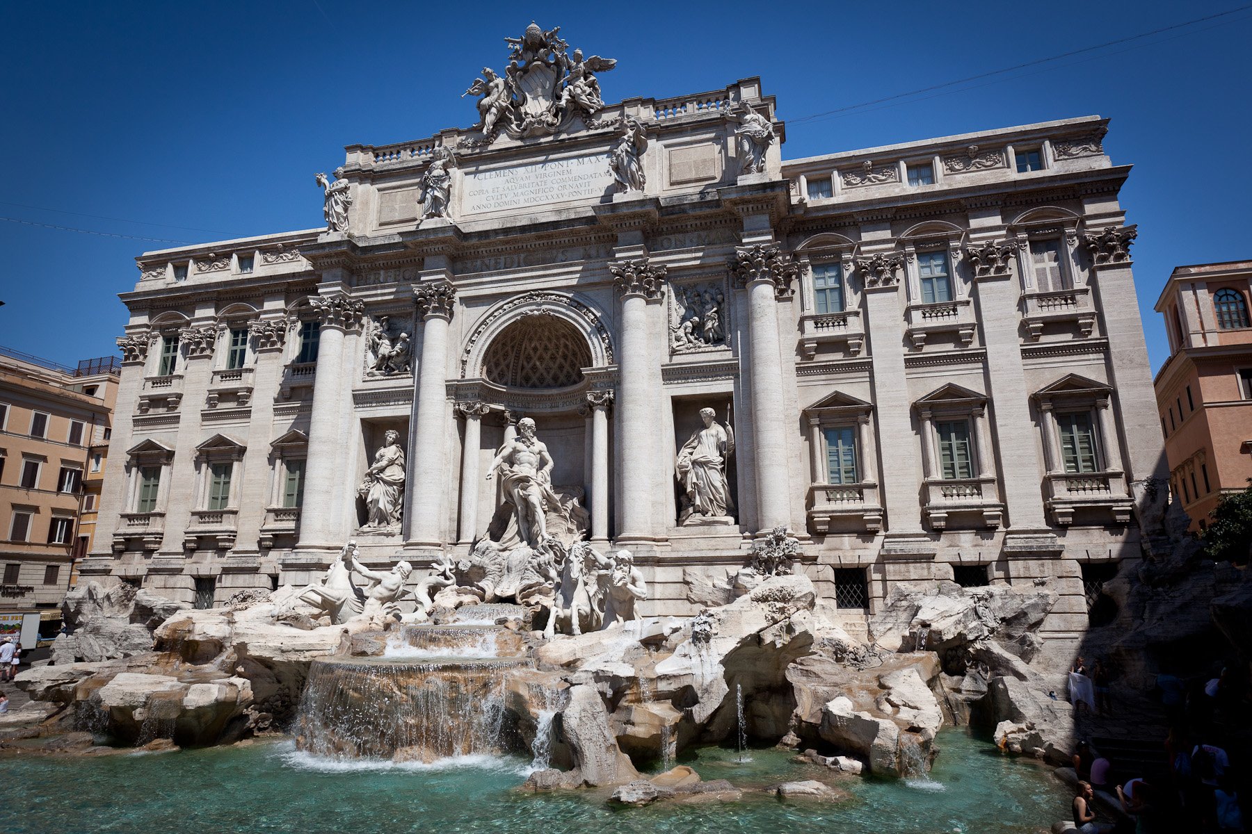 Detenido uno 'falso' español por nadar desnudo en la Fontana di Trevi