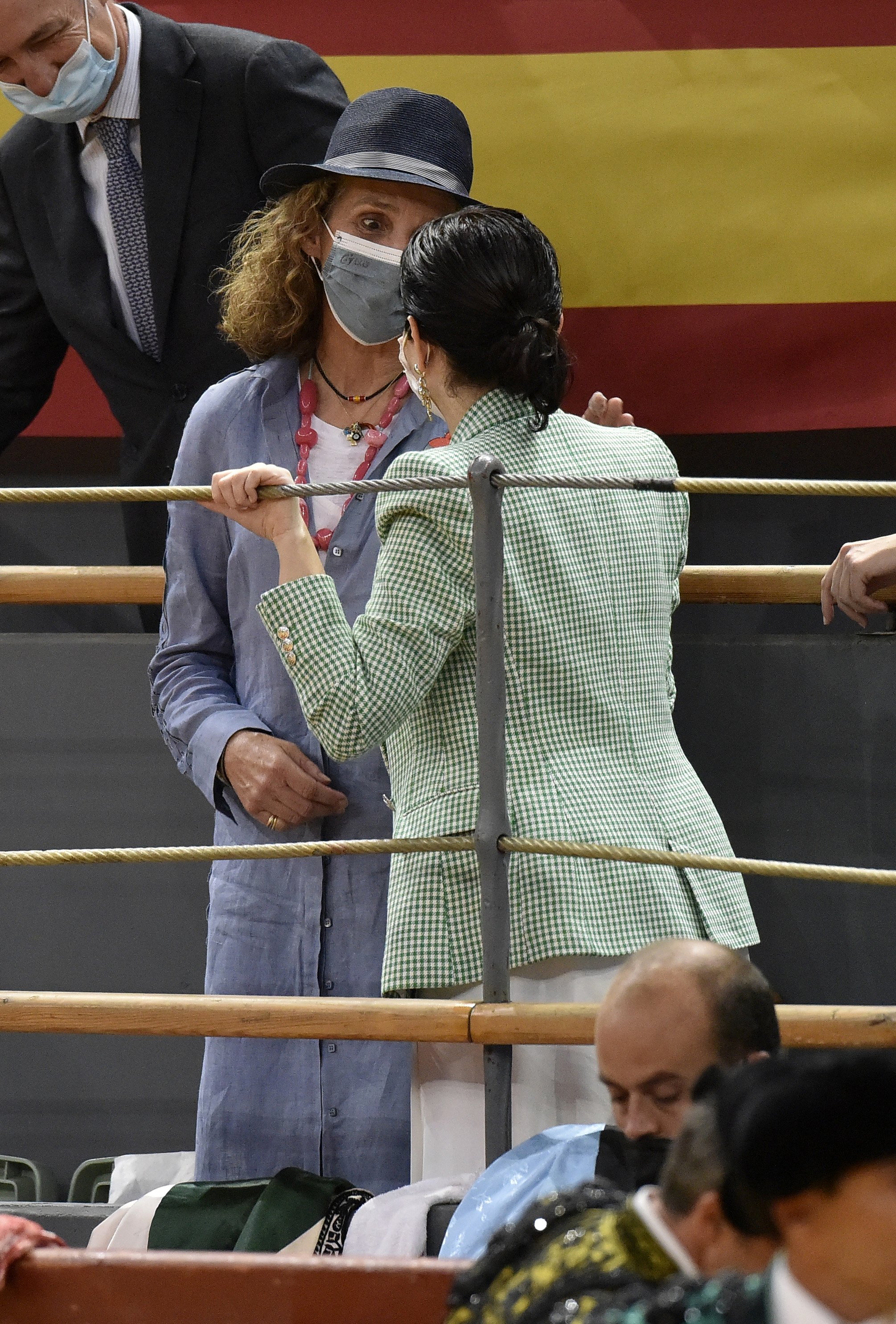 La Infanta Elena se encuentra con su ídola facha en los toros. Se derrite