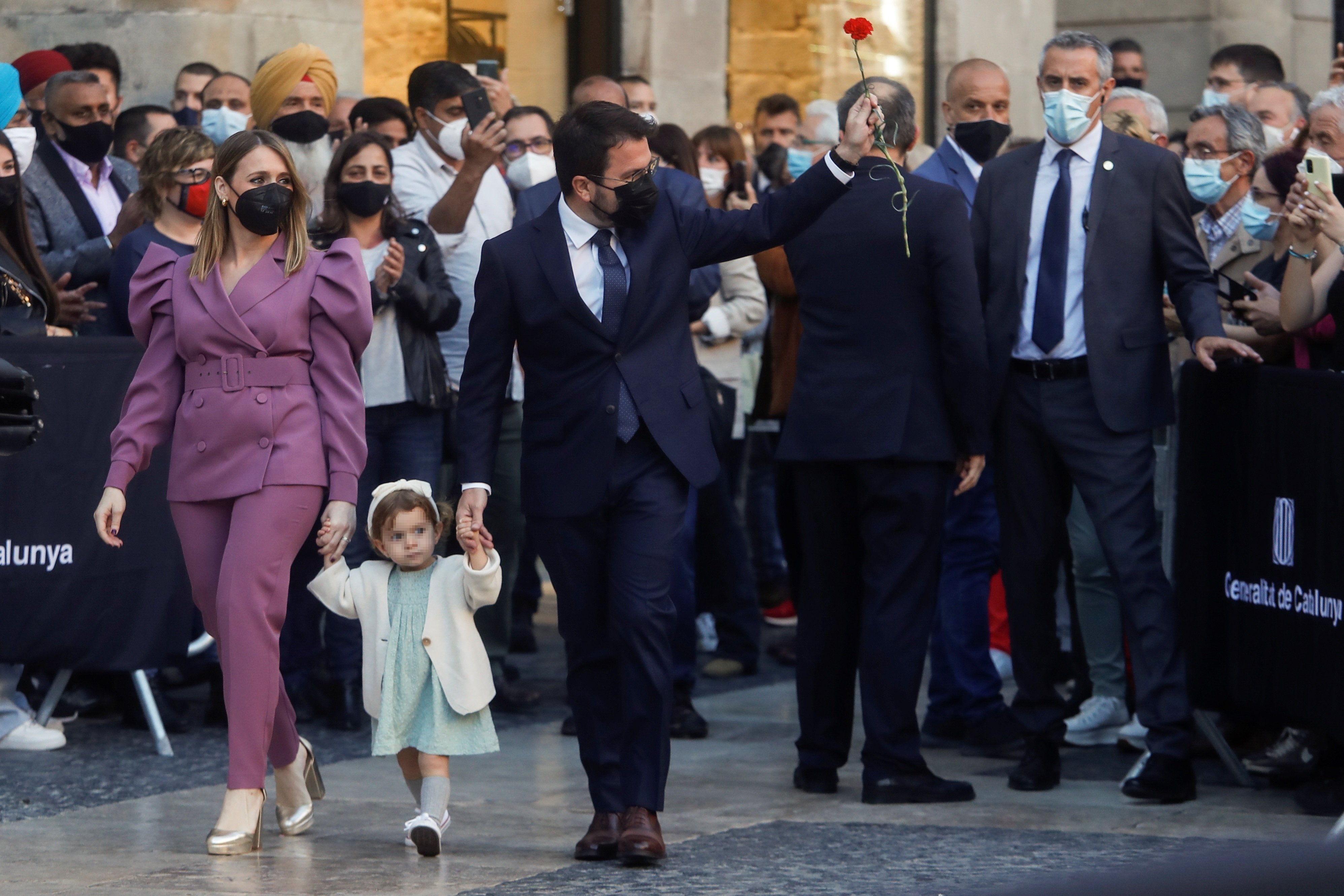 Pere Aragonés cuelga una foto bonita de su hija Clàudia en la mesa de president