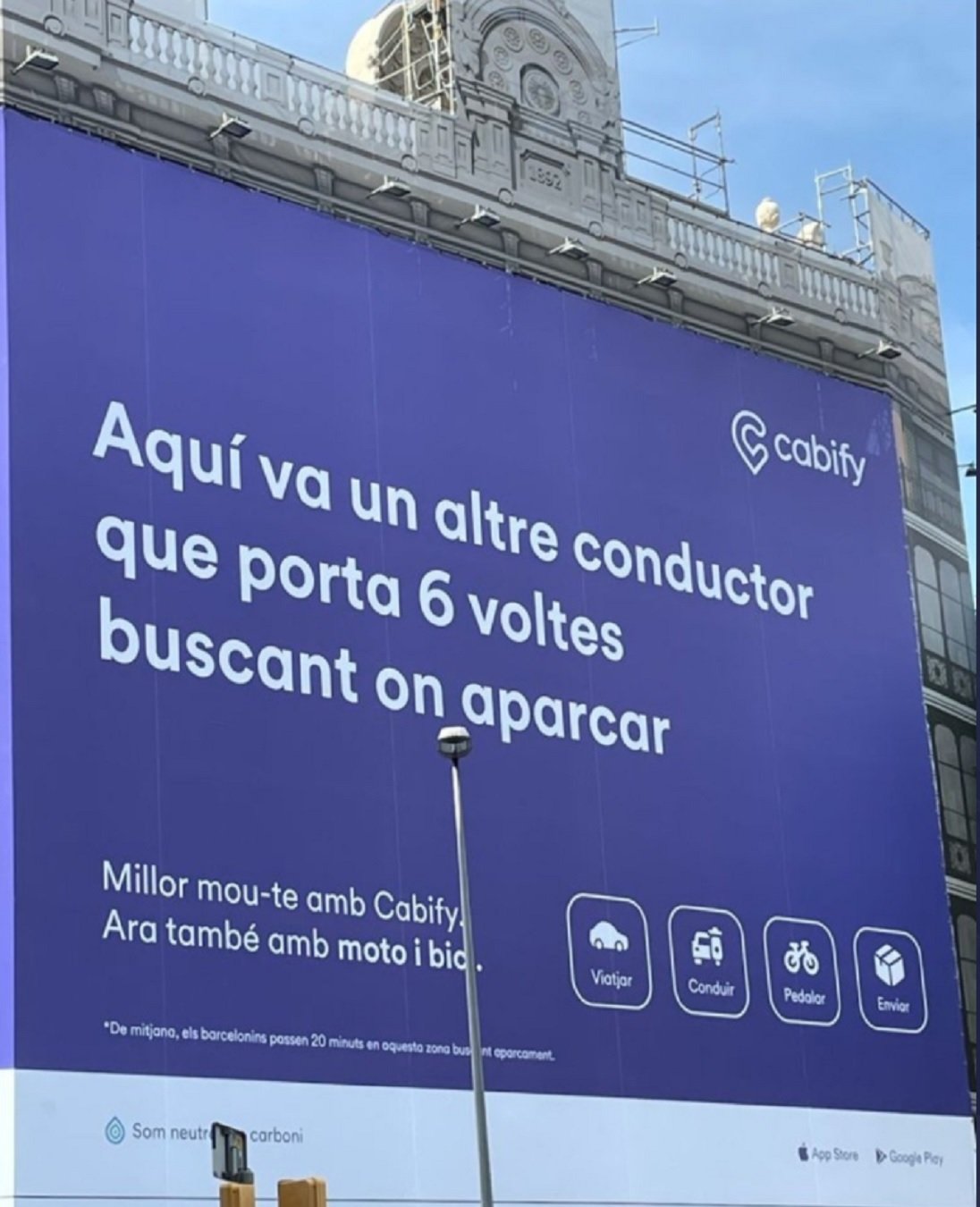 La gran lona publicitaria en el centro de BCN que ofende a los catalanohablantes