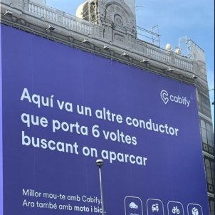 La gran lona publicitaria en el centro de BCN que ofende a los catalanohablantes