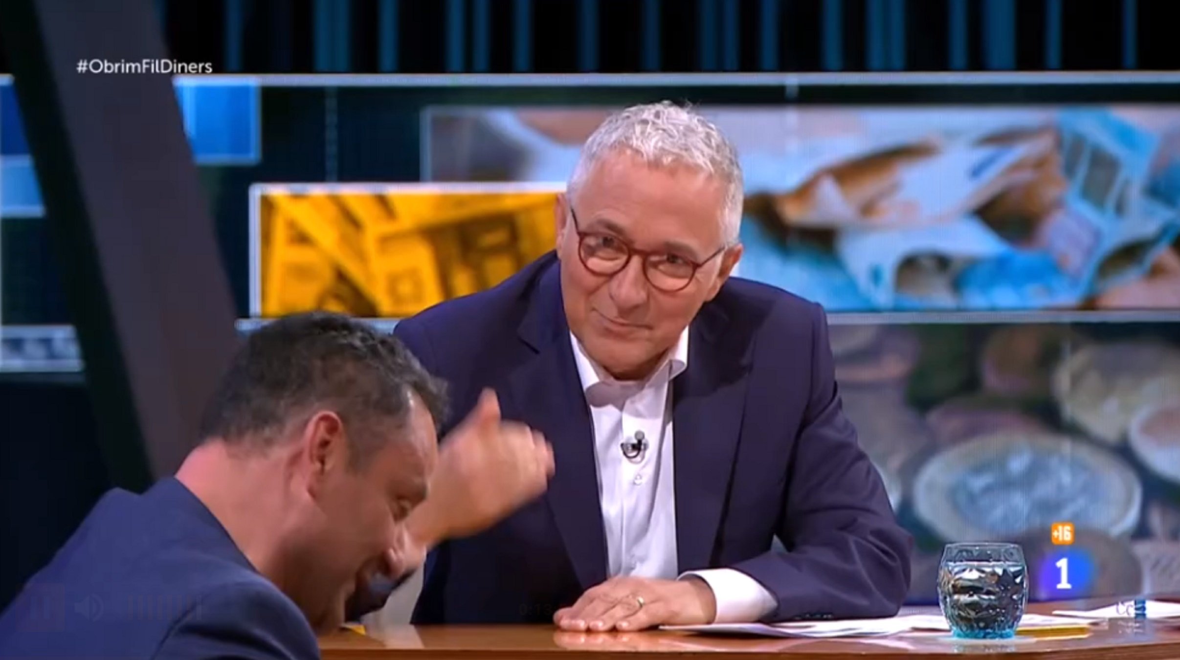 Enrique Tomás sorprèn Sardà mostrant-li què porta sempre a la butxaca