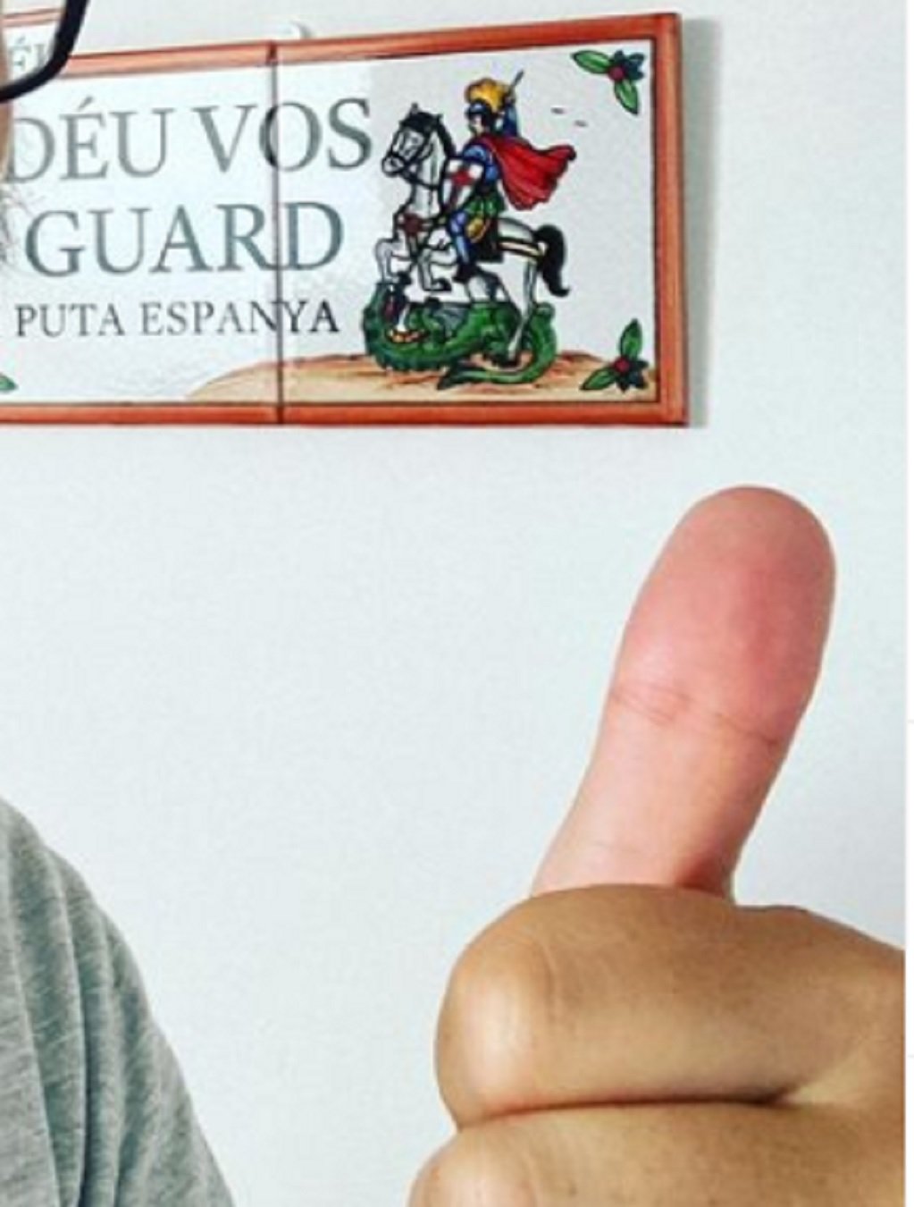 Quin presentador de TV3 mostra la rajola de casa 'Deu vos guard i Puta Espanya'